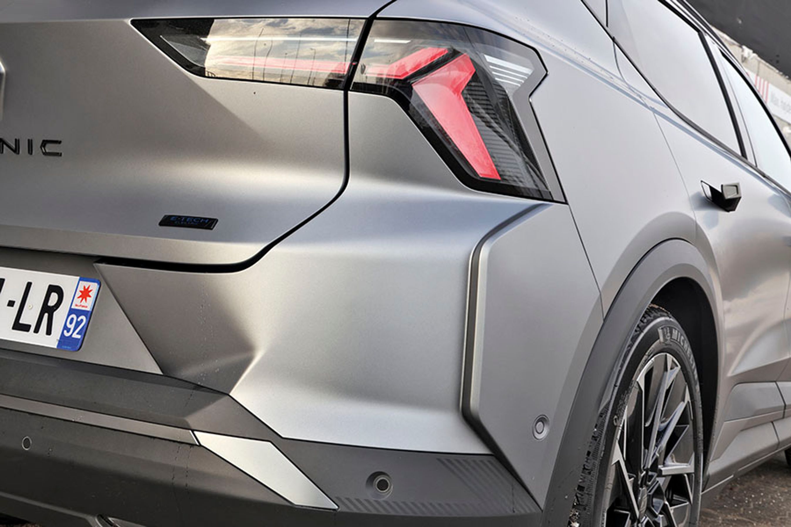 LED-baglygter og p-sensorer bag er flot integreret i designet. Der er plastic-kanter langs skærmkanten ved hjulet.