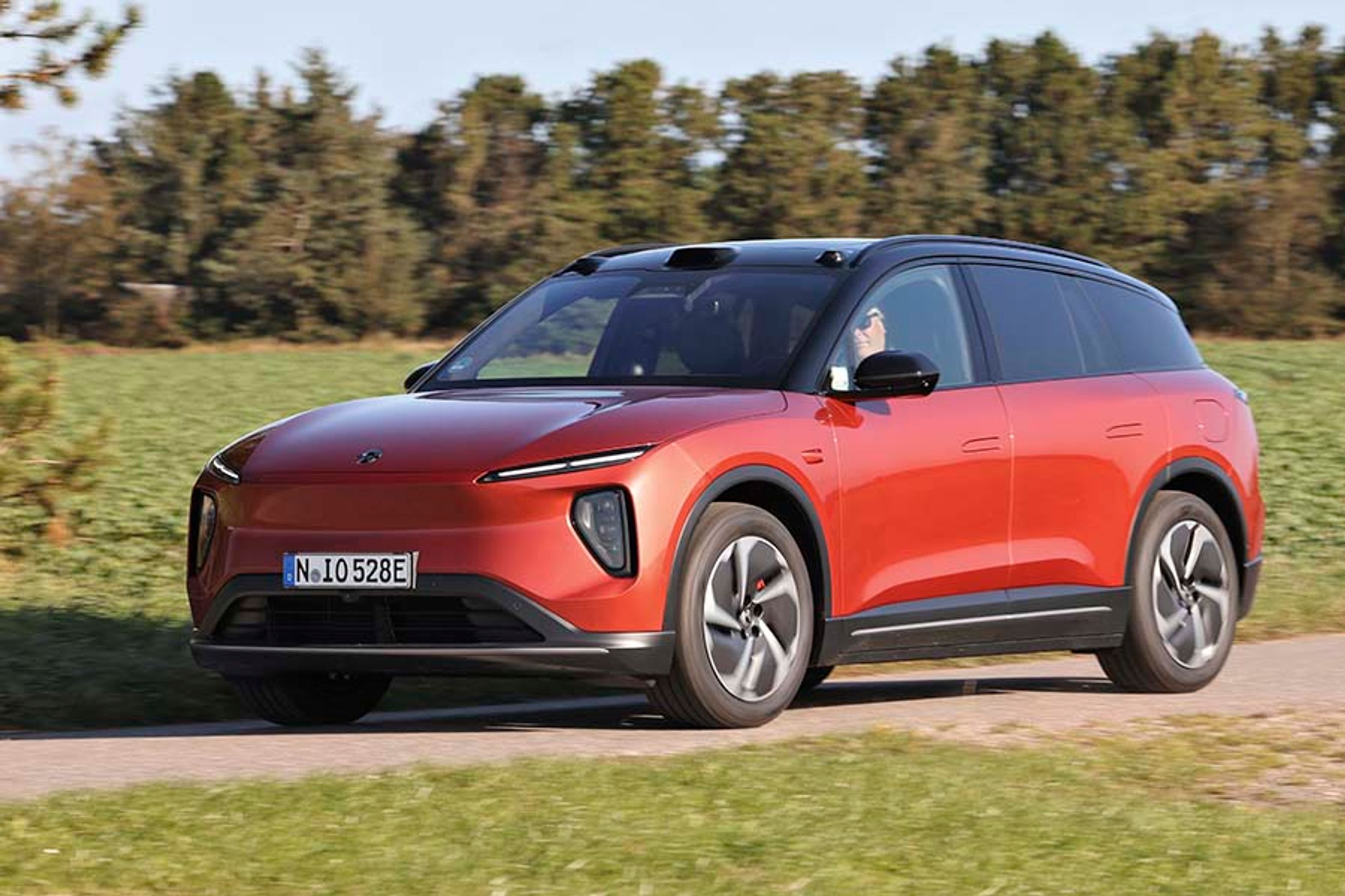 Forlygterne er af matrix-LED-typen. Vi var ikke vildt begejstret for funktionen, men Nio oplyser, at de netop nu er ved at finjustere den, så den er klar, til de første biler når Danmark i begyndelsen af 2024.