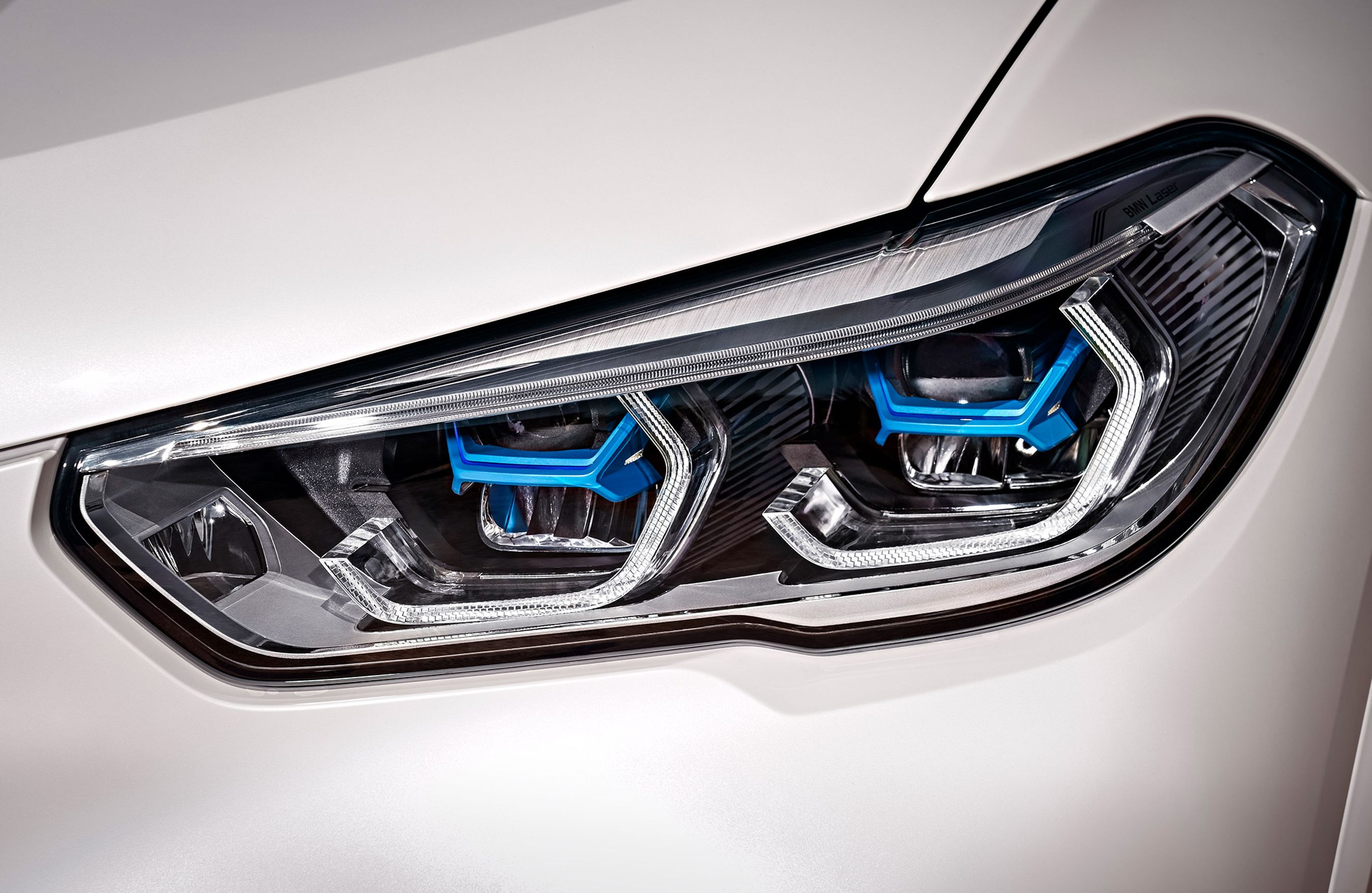 Som noget helt nyt fås X5 med laserlys. Op til 500 meter kan LED-teknologiens overmand lyse frem på vejen.