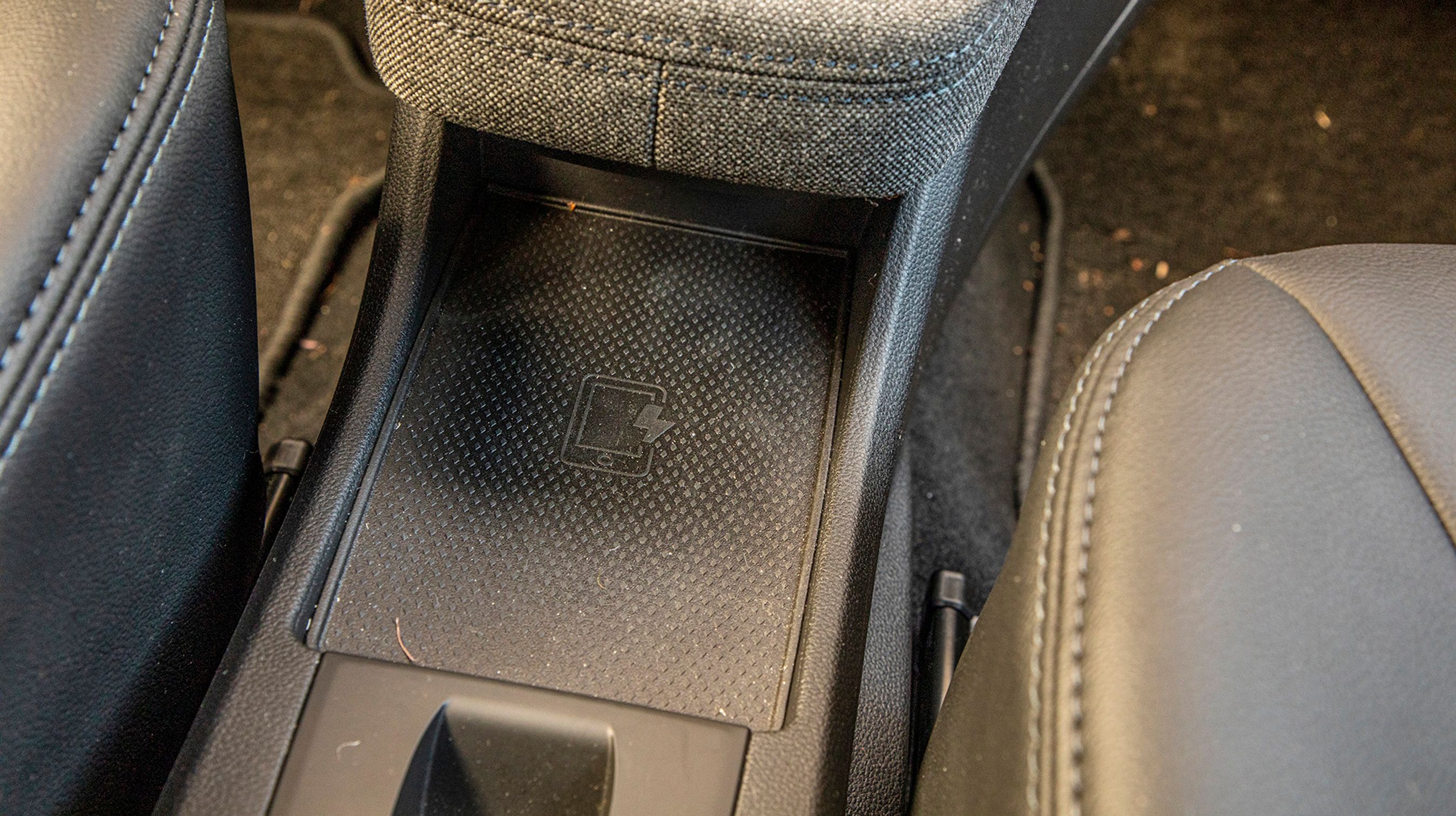 Alle udgaver har trådløs opladning af mobiltelefonen.