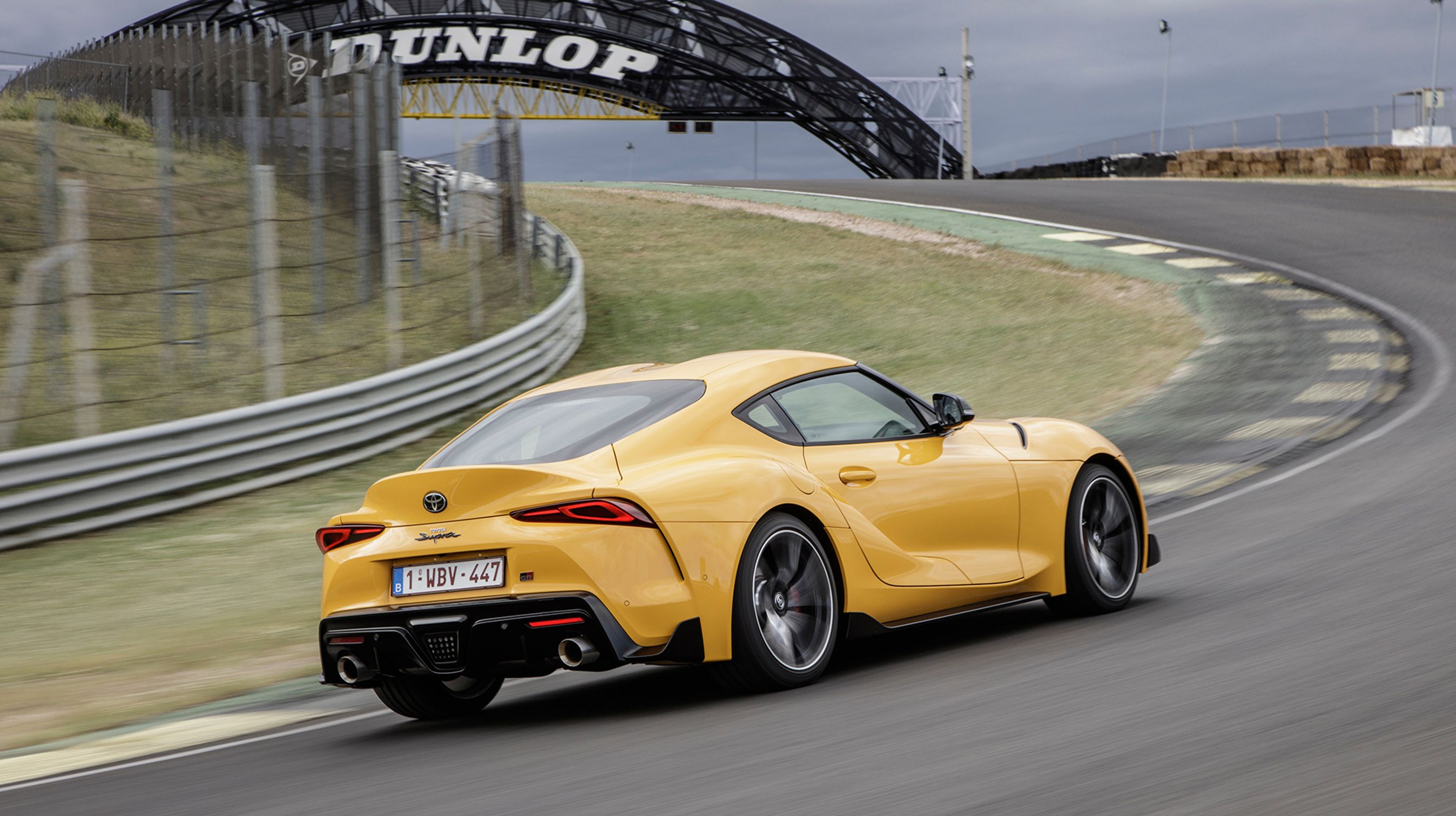 Toyota Supra er tilbage! Der er tale om en topersoners sportsvogn med en langsliggende, sekscylindret motor fortil og baghjulstræk. Præcis som vi kender Supra fra de fire foregående generationer.