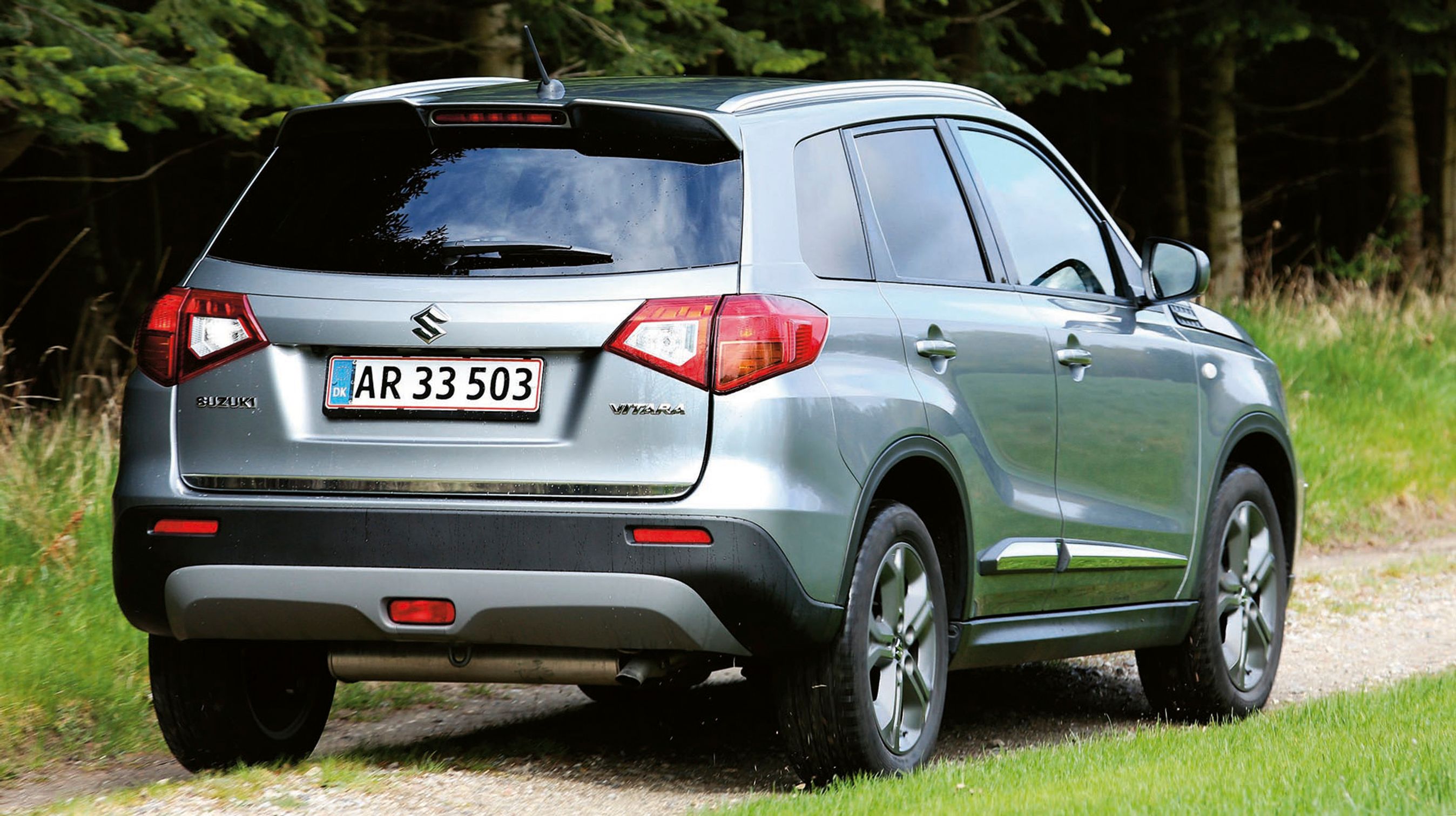 Bilen fås kun i denne ene karrosseri-form med fire sidedøre og en stor tophængslet bagklap. Vitara vejer godt 1.300 kg og må trække 1.500 kg i dieseludgaven.