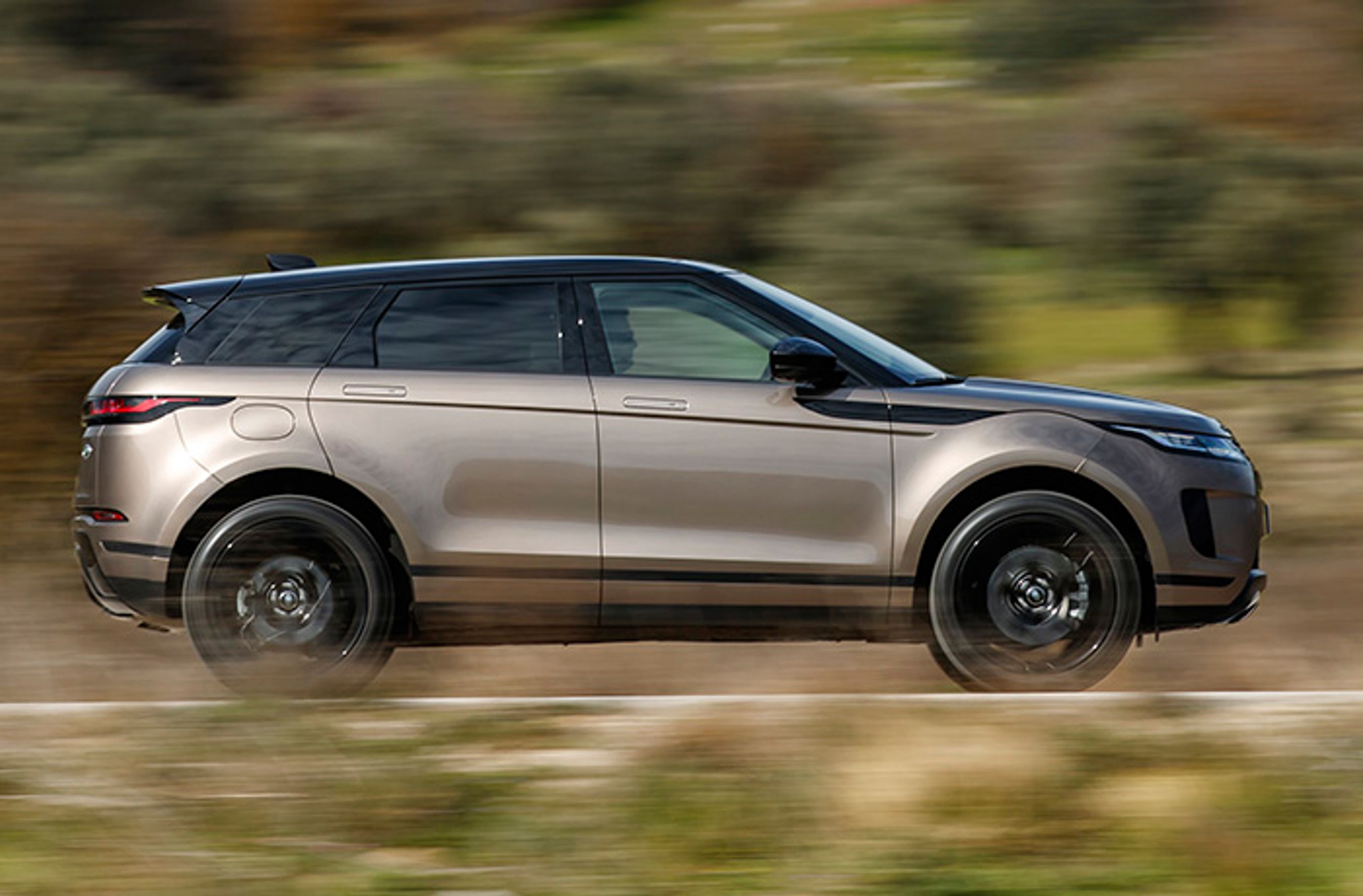 Fra siden ses den dynamiske kileform, som det faldende tag og den stigende hoftelinje over baghjulene danner. Med tofarvet lakering skaber det en vildt flot linje.