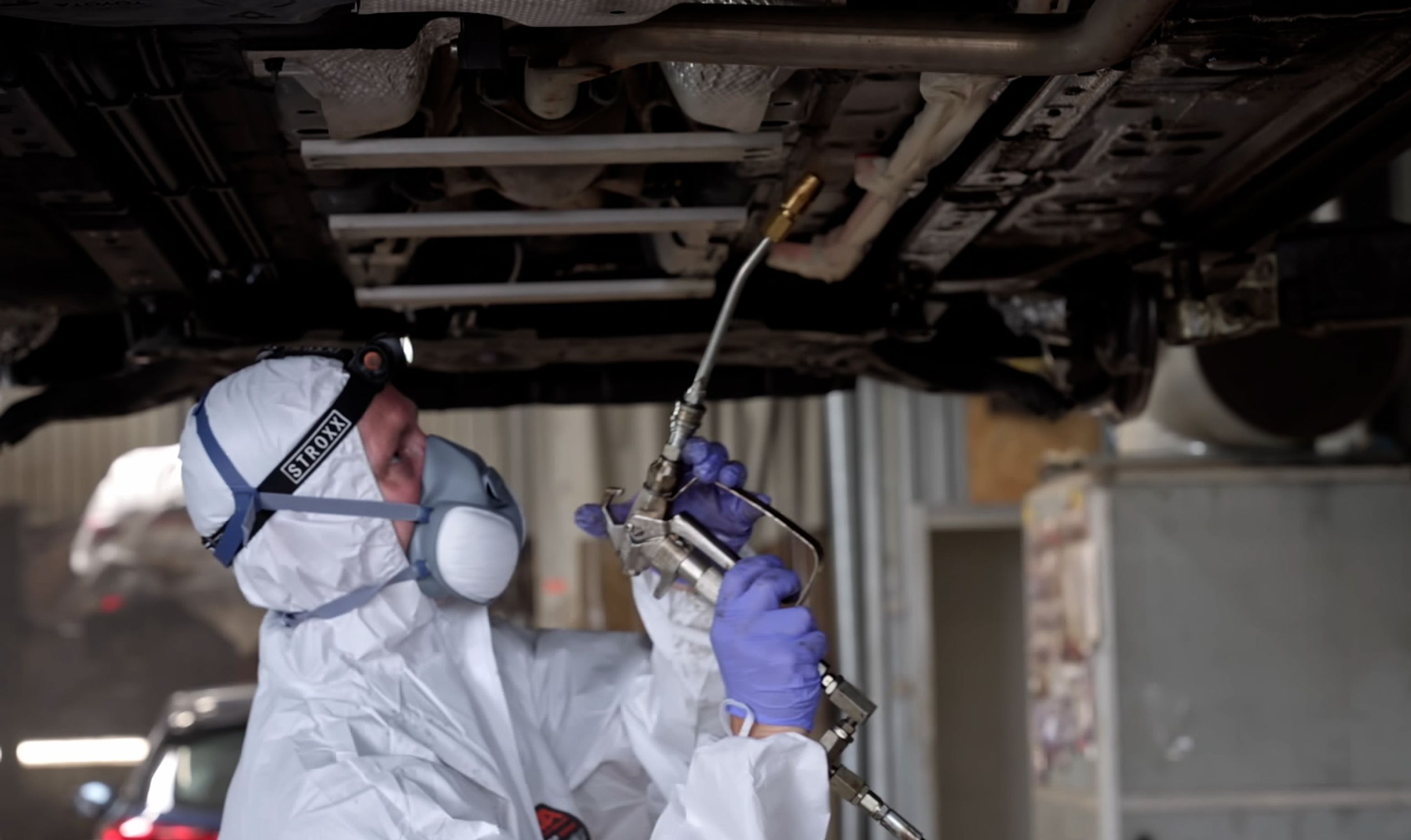 Bil bliver behandlet med rustbeskyttelse