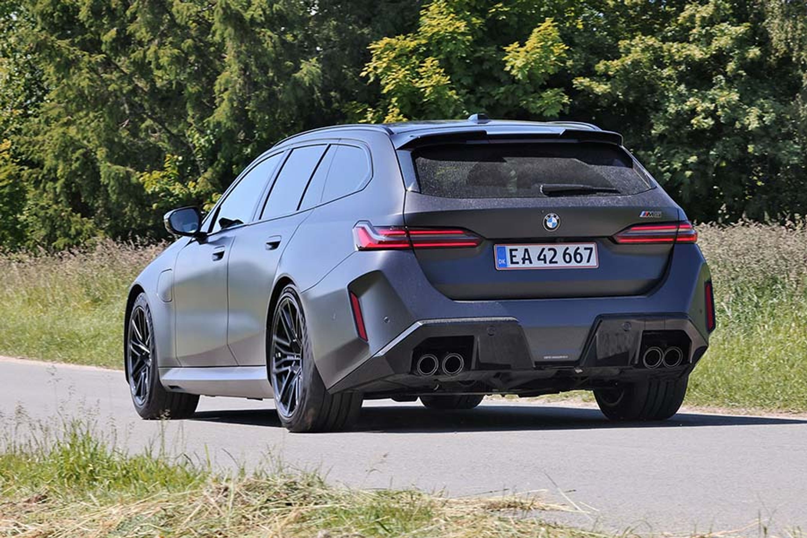 BMW M5 set bagfra, mens den kører på landevej