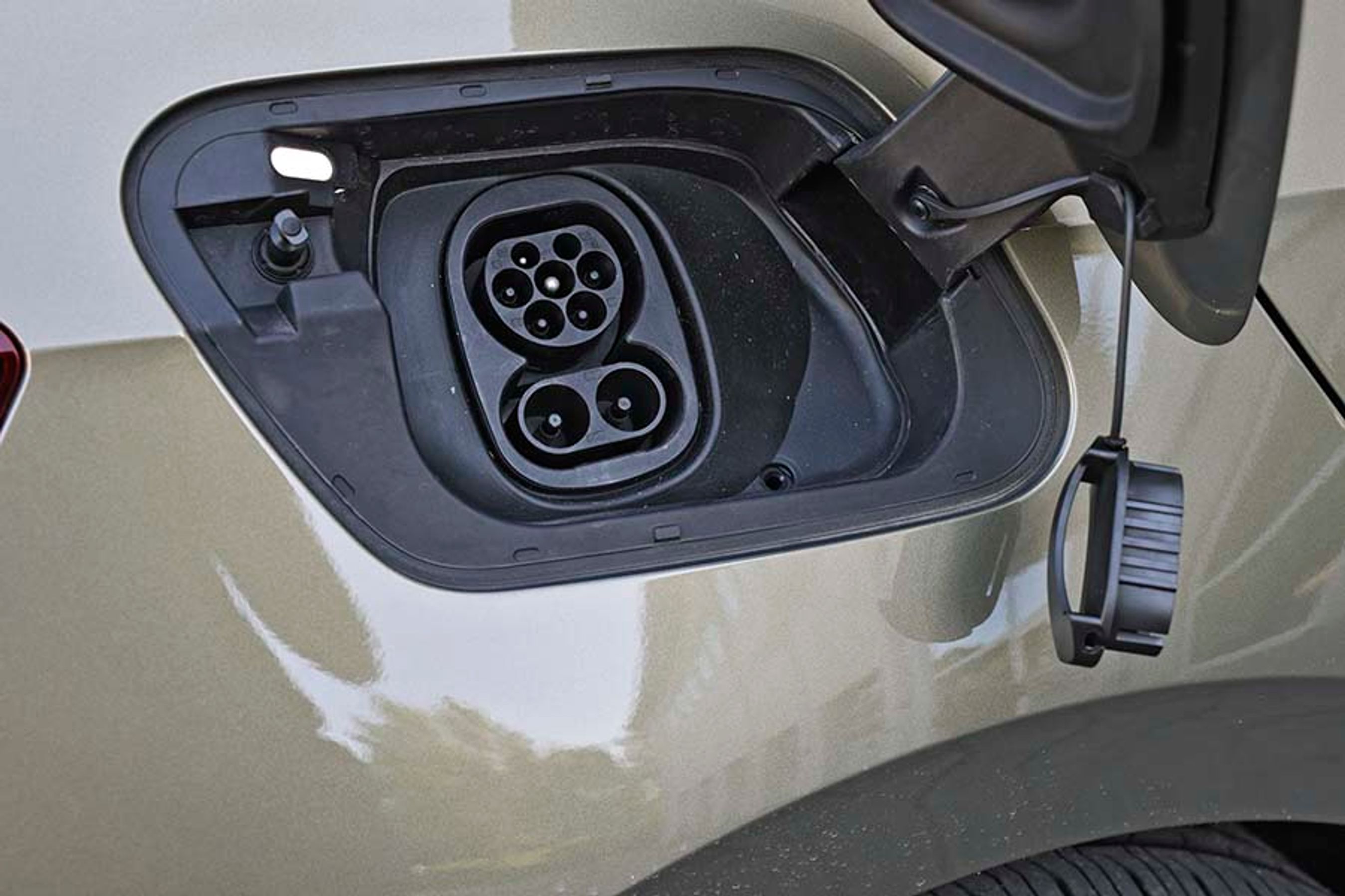 Hjemme lader man med 11 kW, som andre biler, og så kan bilen lades helt op på syv timer. Er du på farten, så lynlader topmodellen effektivt. På 15 minutter fik vi 36 kWh svarende til 215 km på motorvej.