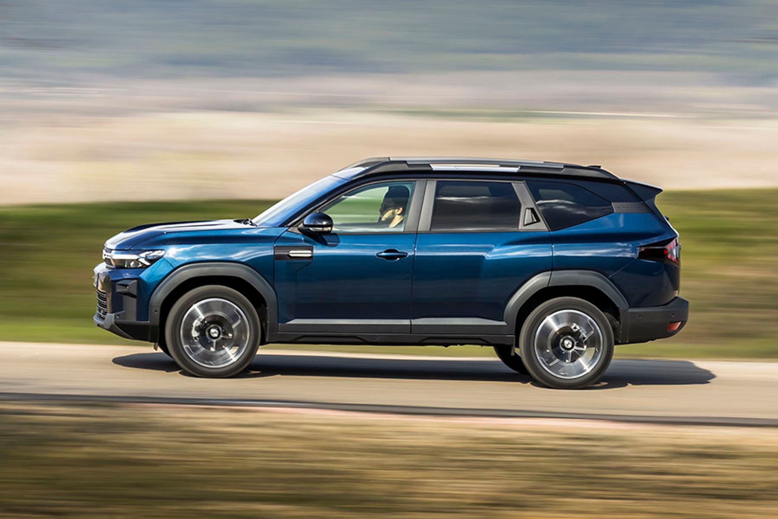 Med en længde på 457 cm er Bigster 23 cm længere end Duster, som er den hidtil største model i Dacia-familien. Bigster rummer fem personer, og bilen må trække op til 1.000 kg i den hybrid udgave, der kommer til Danmark.