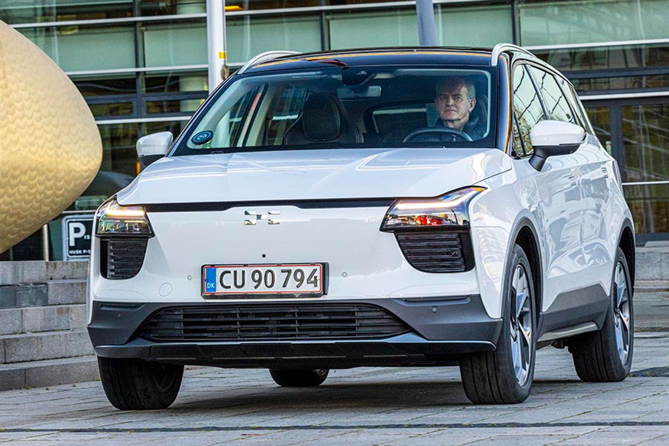 U5 er første model fra kinesiske Aiways, et helt nyt bilmærke på det danske bilmarked. Designet er markant, og de store rudearealer giver et godt udsyn.