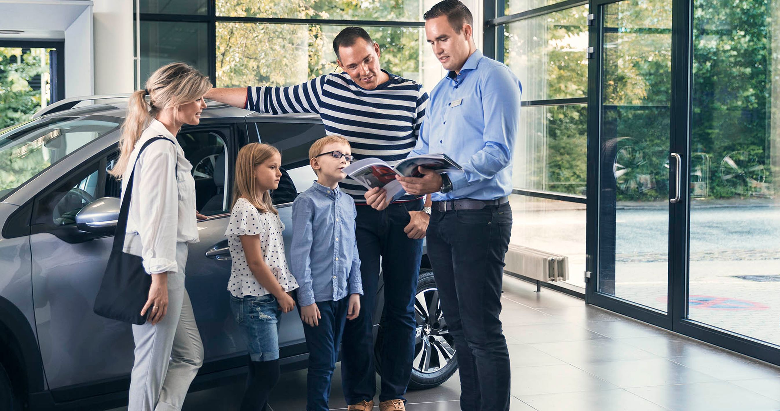 Når først du har fundet den rigtige bil, skal du finde ud af om du skal lease eller købe.