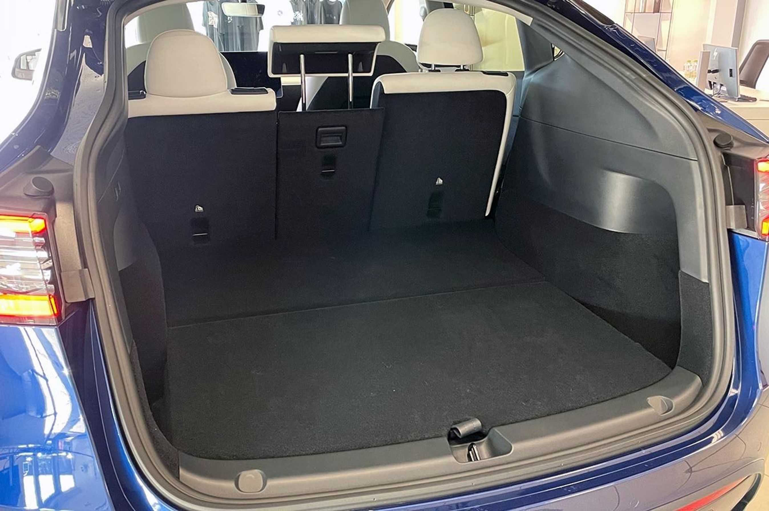 Bagagerummet er stort og reelt. Bagagerummet er stort og reelt. Bagsædernes ryglæn kan foldes forover via knapper i bagagerummet.