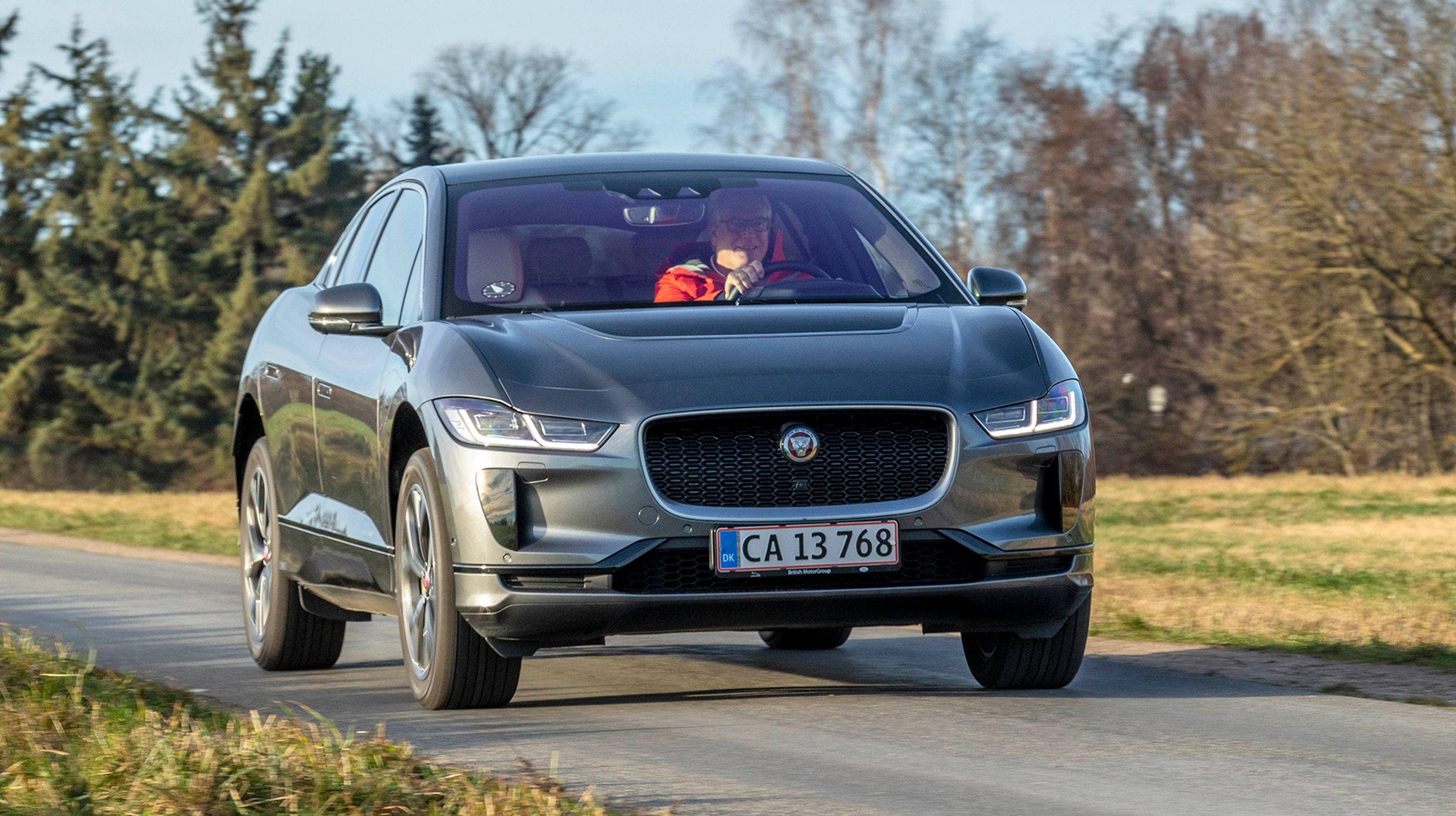 I-Pace EV400 AWD er en ny elbil fra Jaguar. Den har firehjulstræk, 400 hk og en rækkevidde på papiret på over 400 km. Batteriet er på 90 kWh, og på en offentlig ladestander tager det over et døgn at lade den helt op.