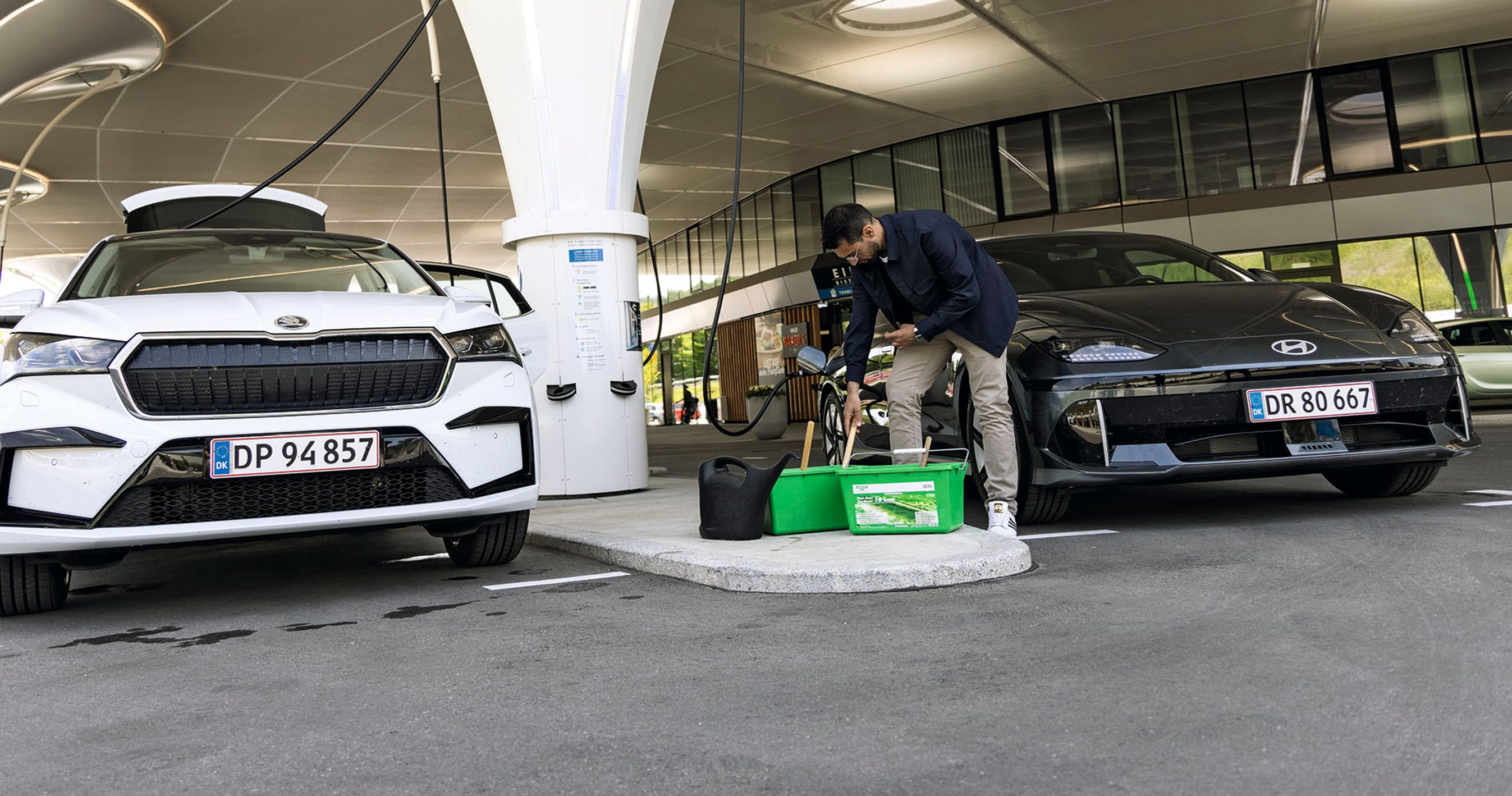 To elbiler holder på en ladepark i Sydtyskland. 