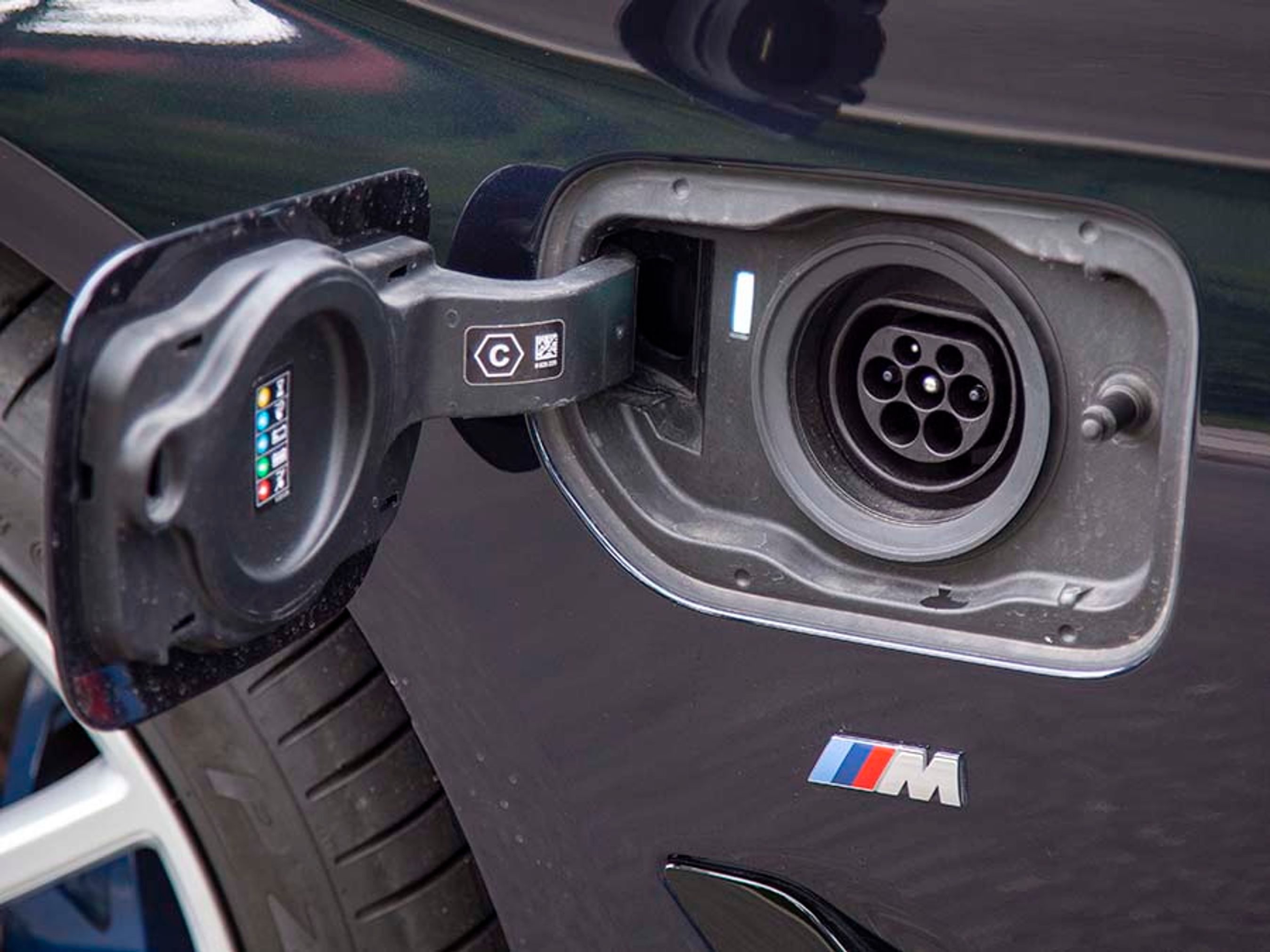 Ladeporten er indbygget i venstre forskærm.