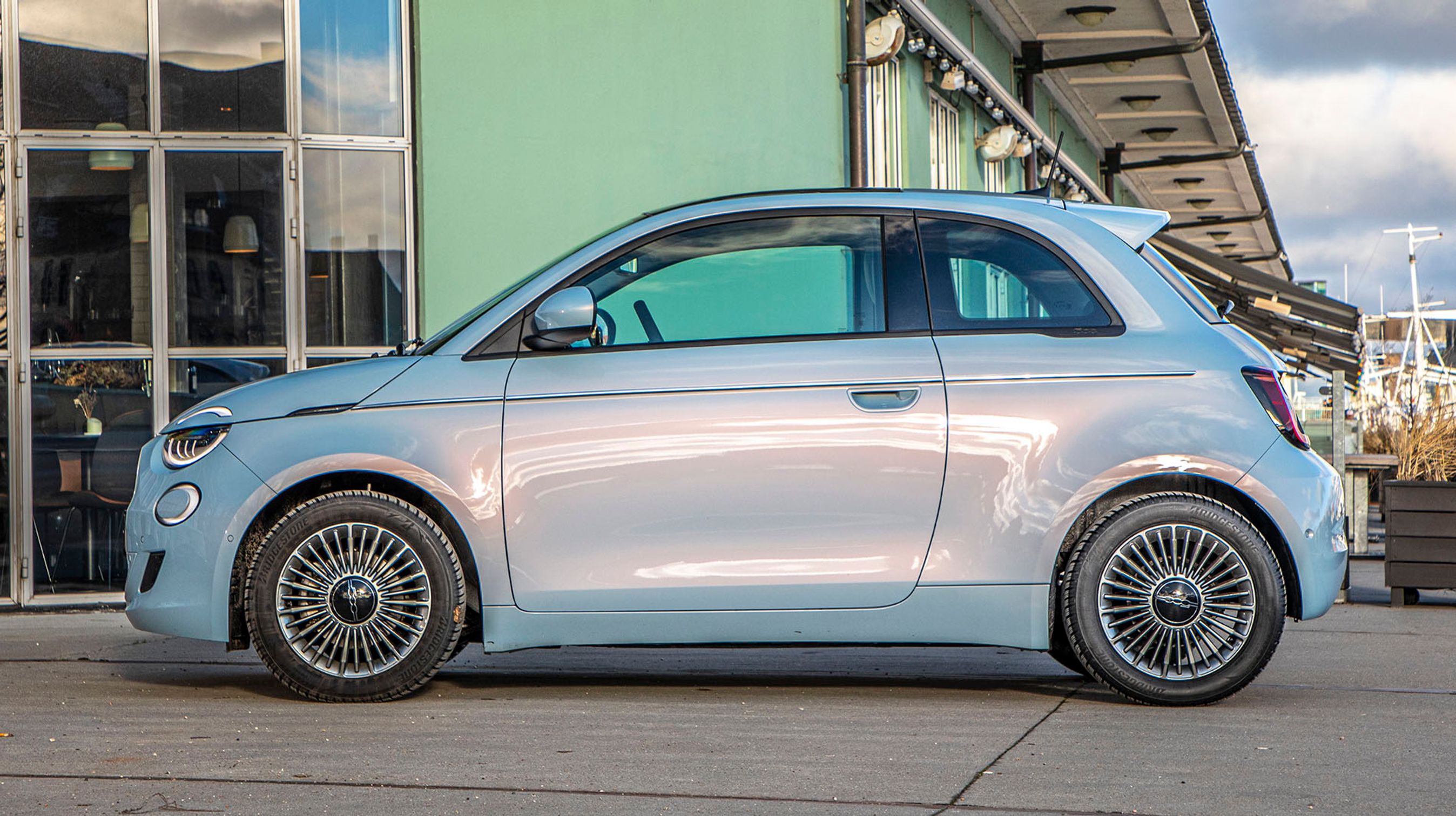 Fiat 500 er vokset i forhold til forgængeren, men er stadig en lille bil. Ved forsæderne er pladsen dog fin, og er behovet blot en lille og smart elbil til bykørsel, så er 500 en bil, man helt sikkert bør tage med i sine overvejelser.