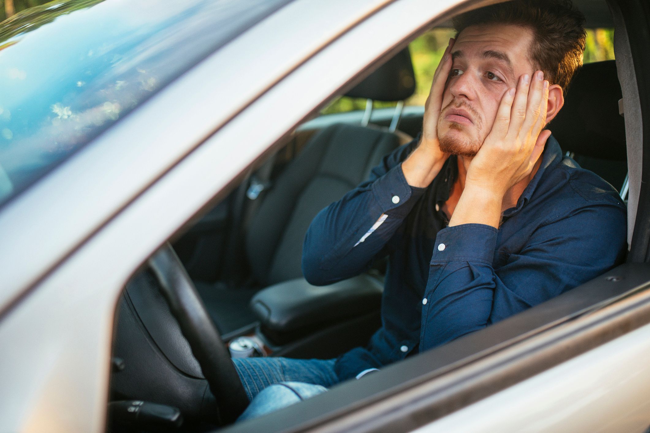 Frustreret mand har brug for vejhjælp efter nedbrud på bilen