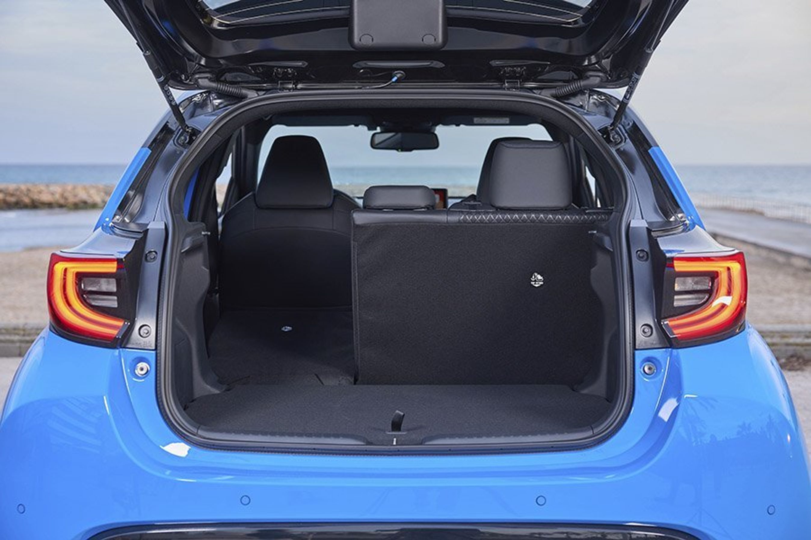 Bagagerummet i en Toyota Yaris med bagklappen åben