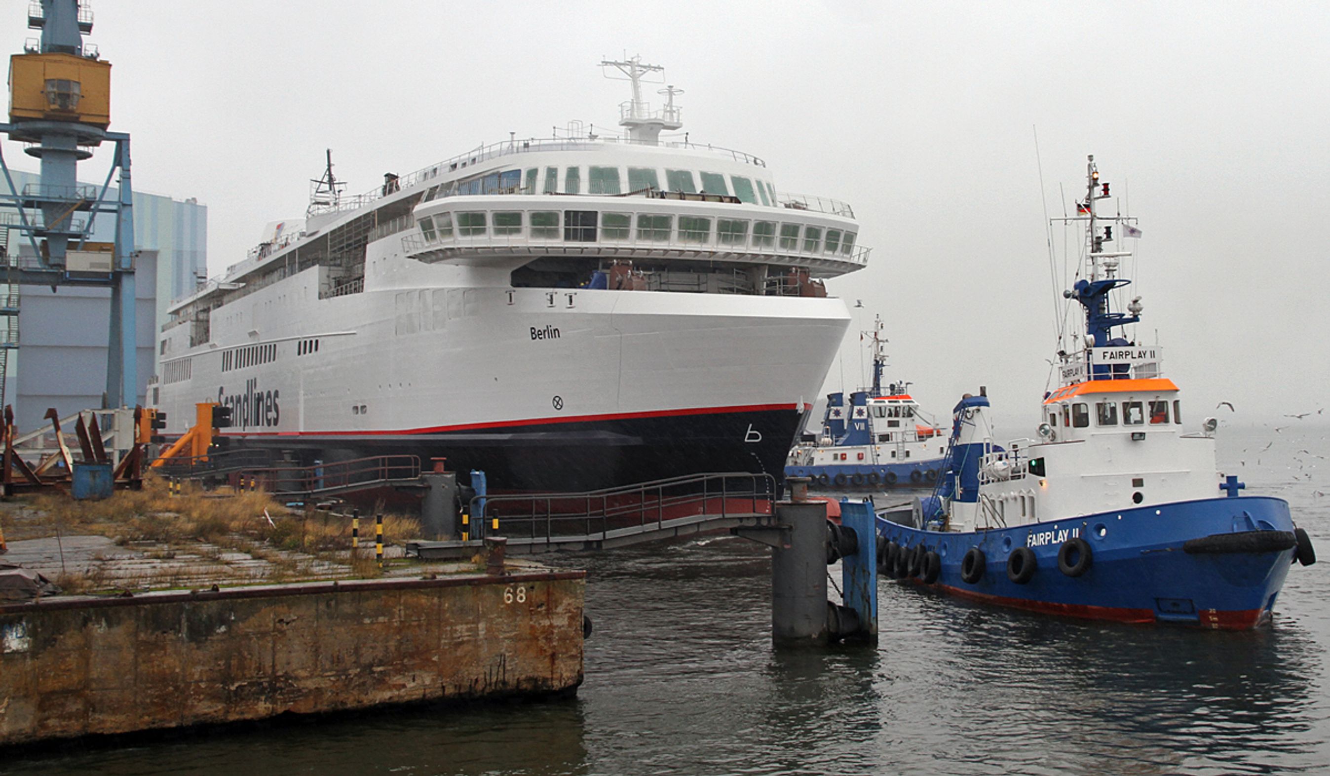 Berlin og søsterskibet Copenhagen ligger stadig ved udrustningskajen i Stralsund, selv om de skulle have været i drift i foråret