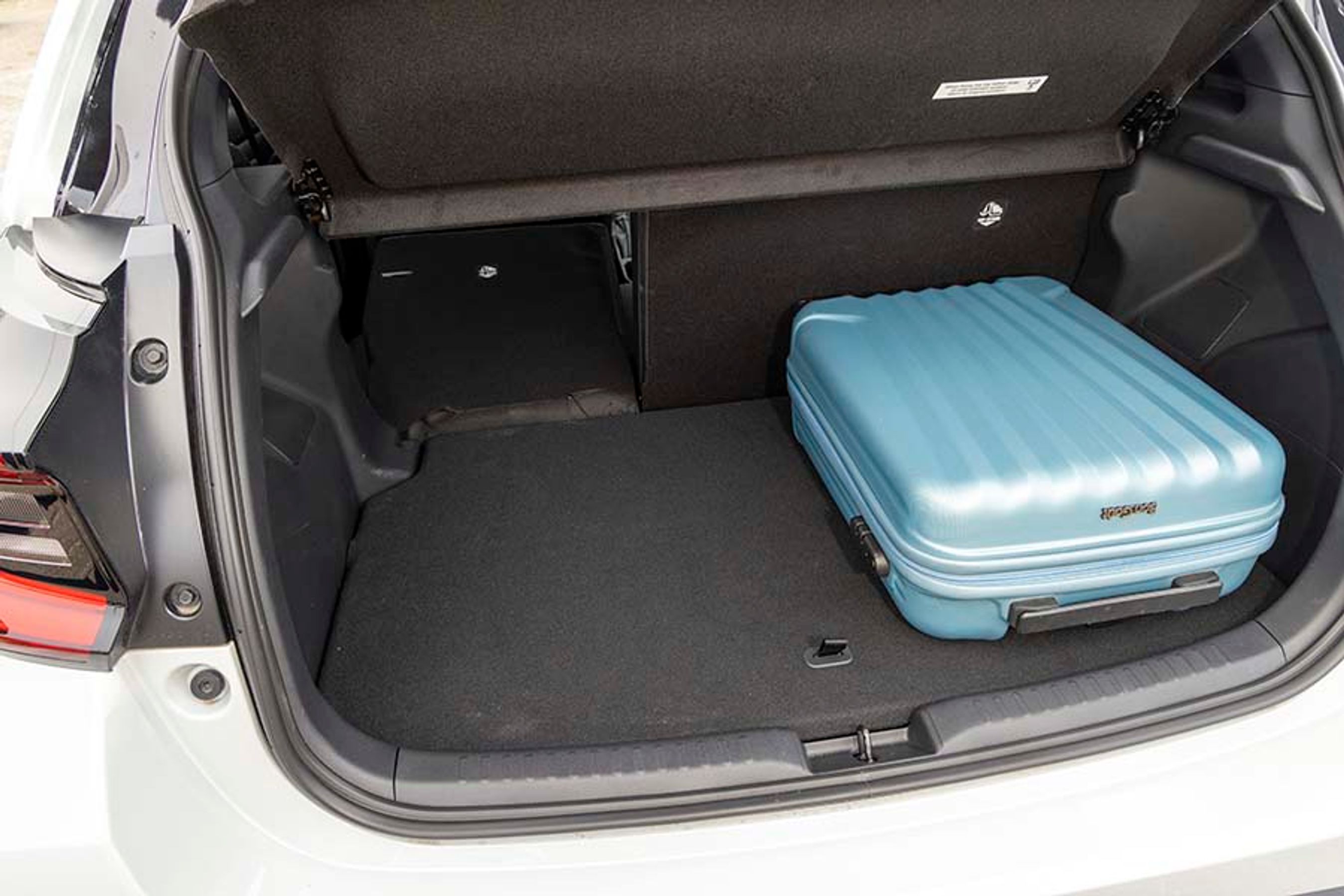 Bagagerummet er på 286 liter, hvor flere konkurrenter har over 350 liter. Lastefladen er plan, når man lægger ryglænet ned. 