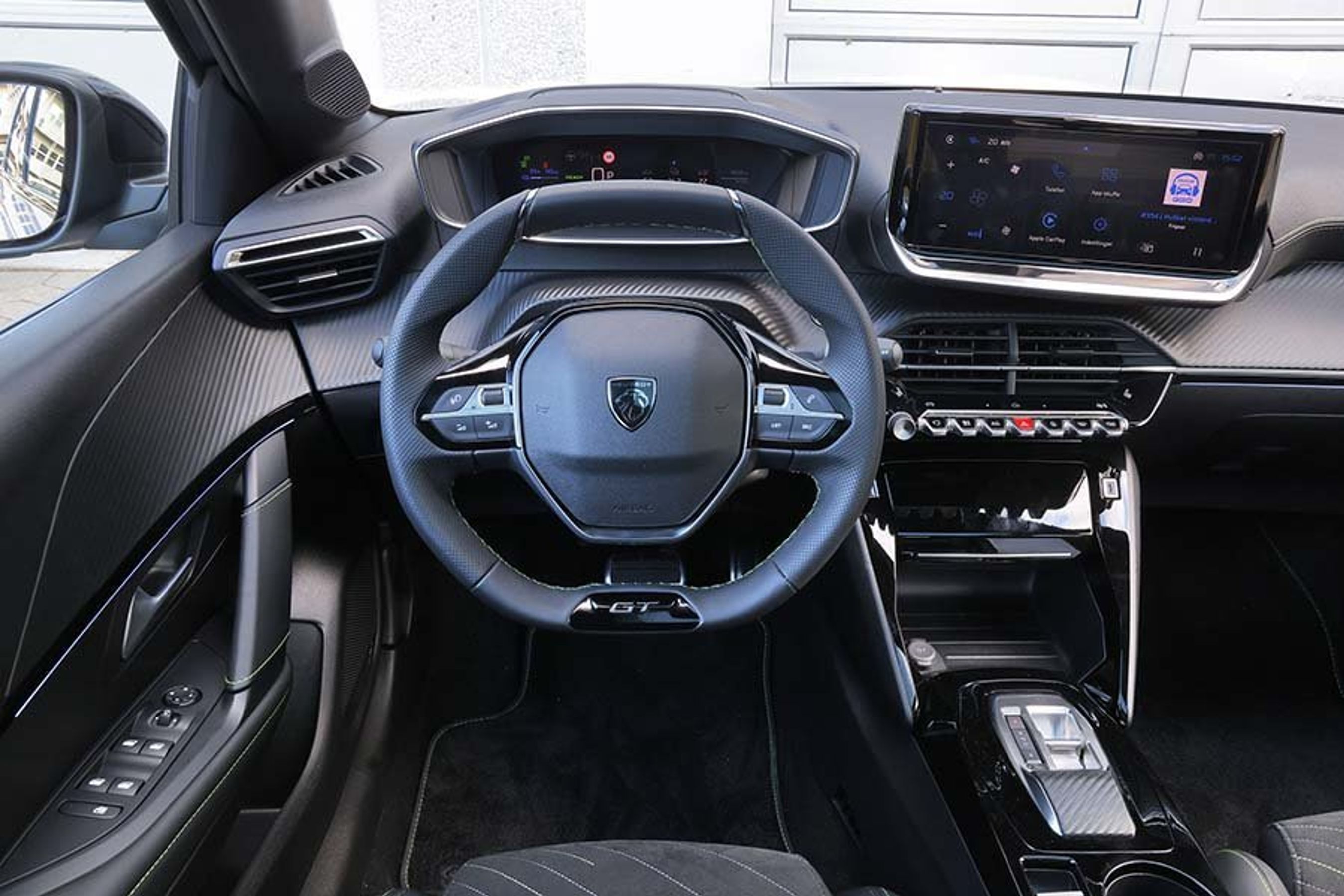 Førerpladsen i en Peugeot E-208