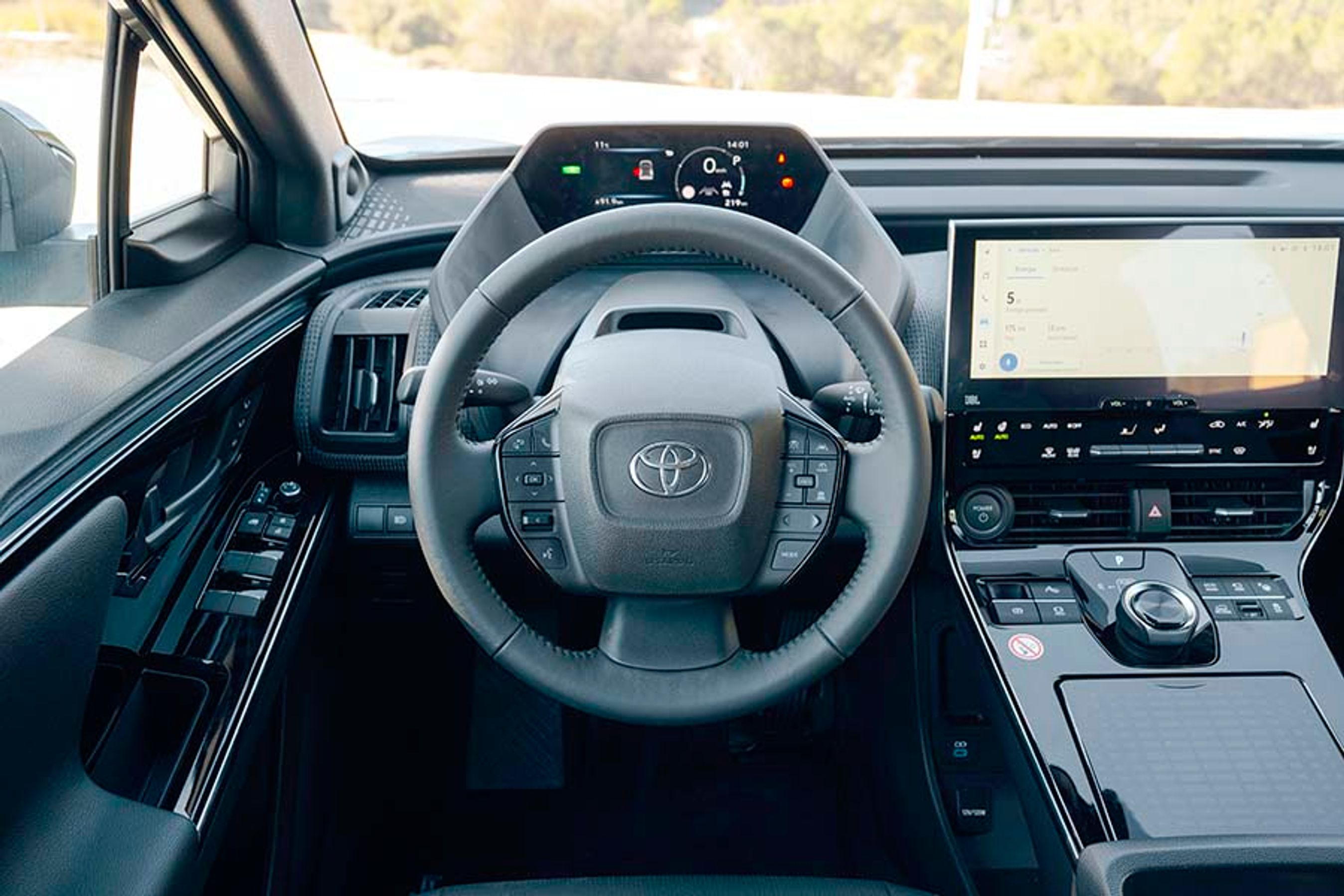 Instrumenthuset er højt placeret og skal ses hen over rattet. Det fungerer dermed som en slags headup-display.