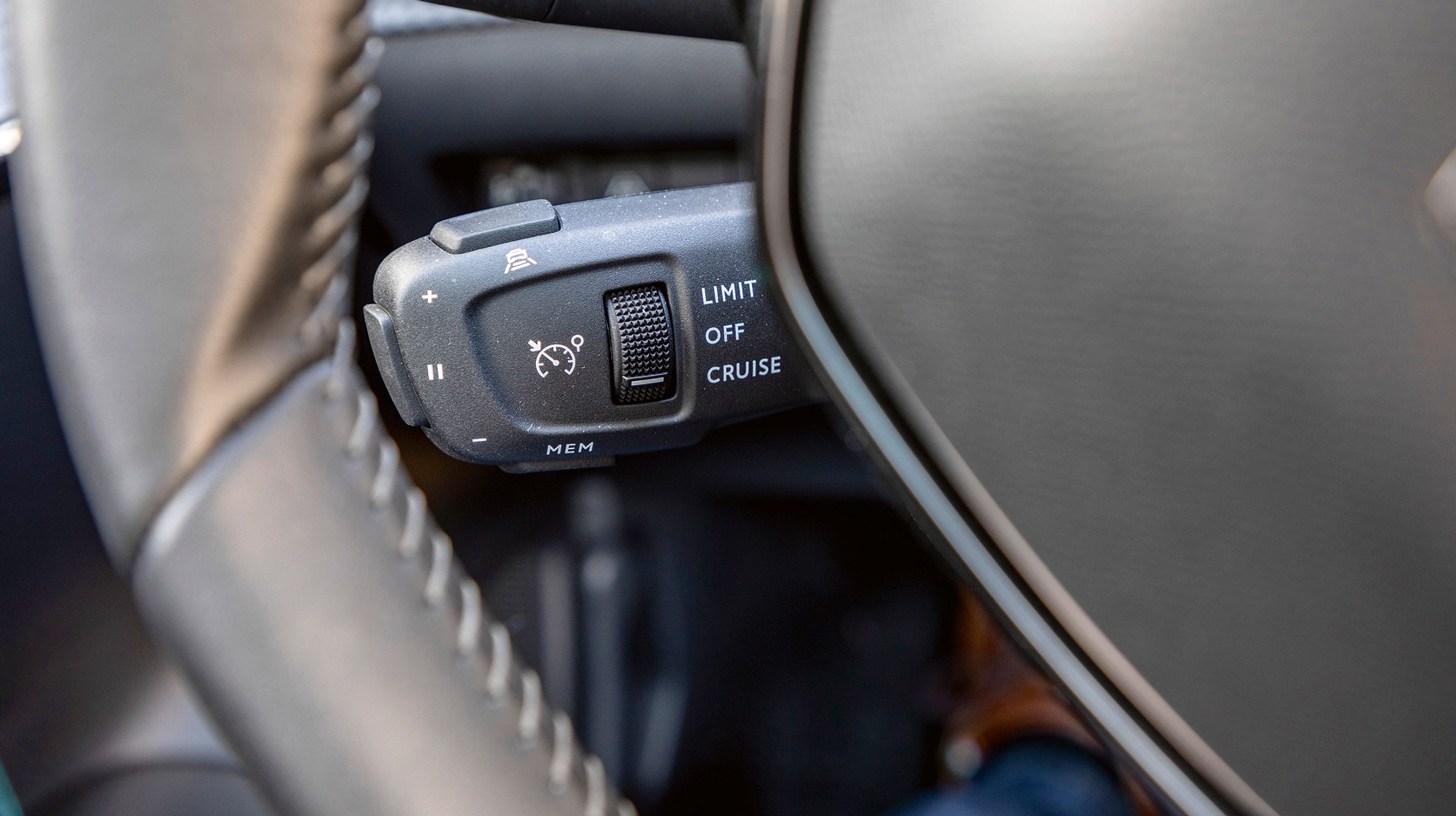 Fartpiloten styres fra en konsol bag rattet. Den er meget svær at se, mens man kører.