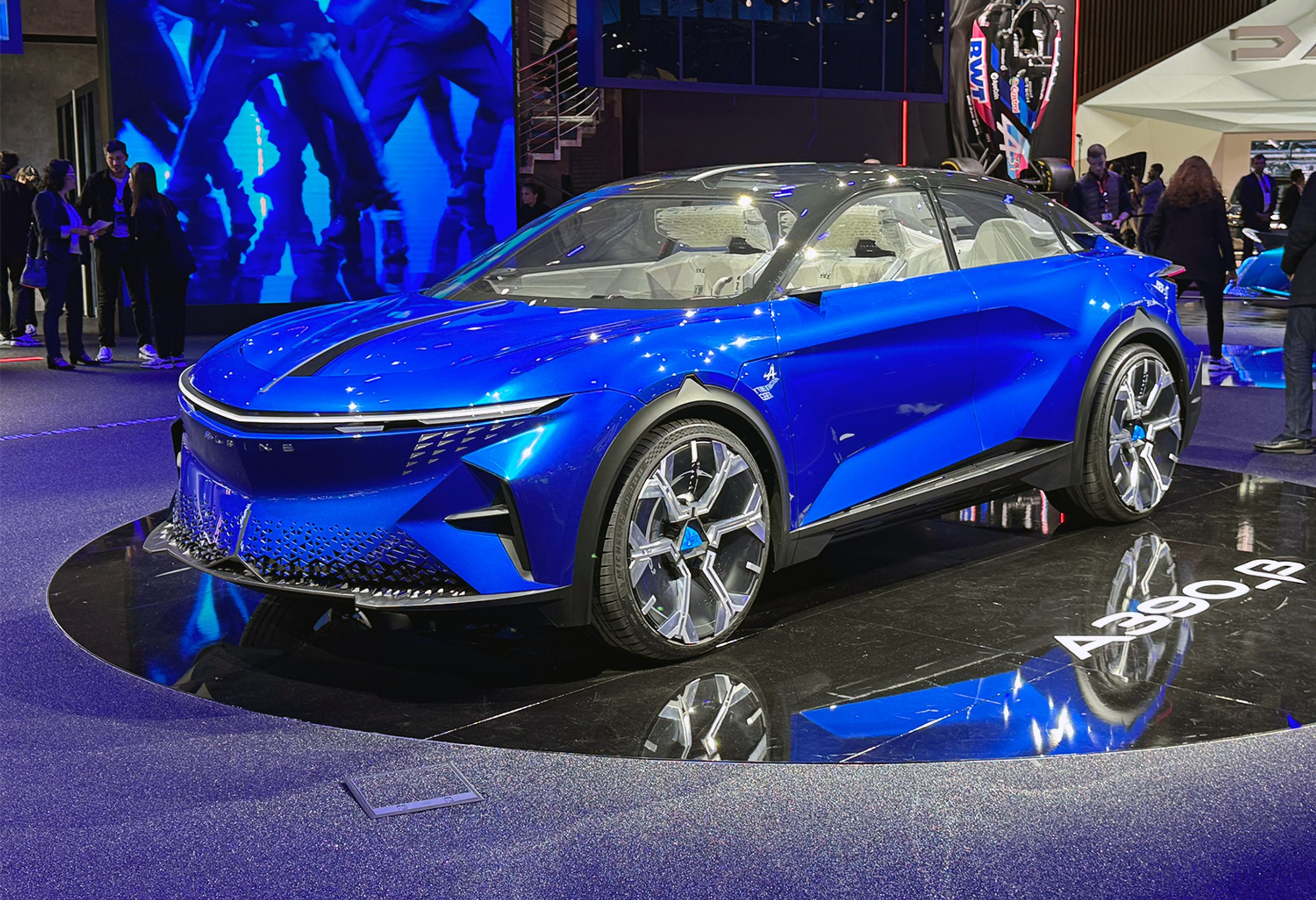 Alpine er Renaults sportsvognsmærke og har fuld fart frem. Denne A390, som går i produktion i 2025, er elbil nr. to ud af syv. Danmark er indtil videre ikke på Alpines verdenskort.