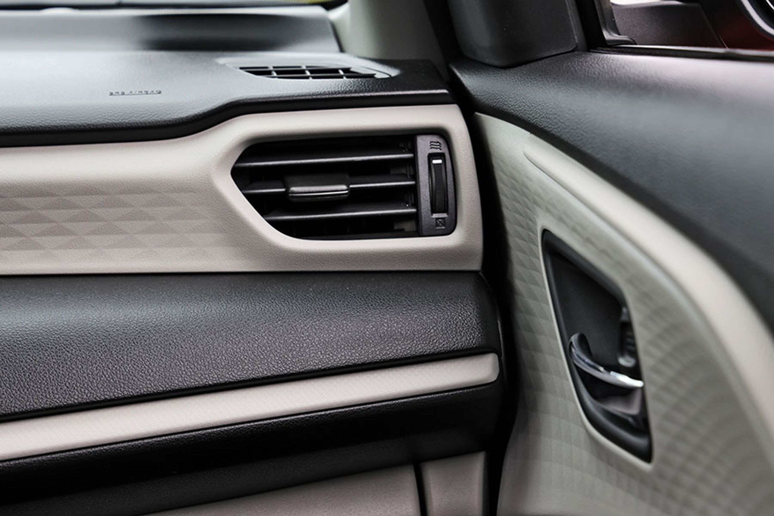 Alle materialer i kabinen er udført i hård plast. Men ved hjælp af brugen af to farver og med smarte udformninger ender hele kabinen med at se helt hæderlig ud.