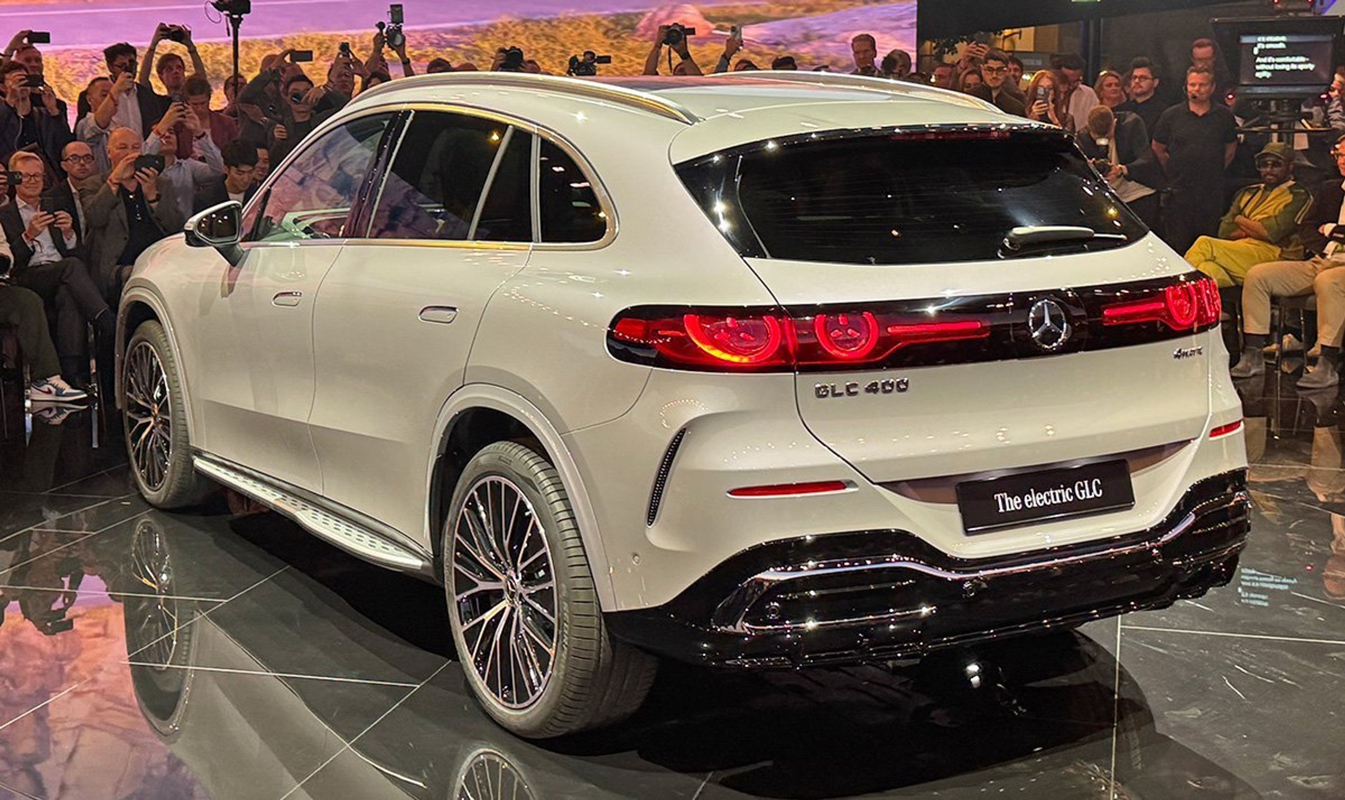 Mercedes GLC skråt bagfra.