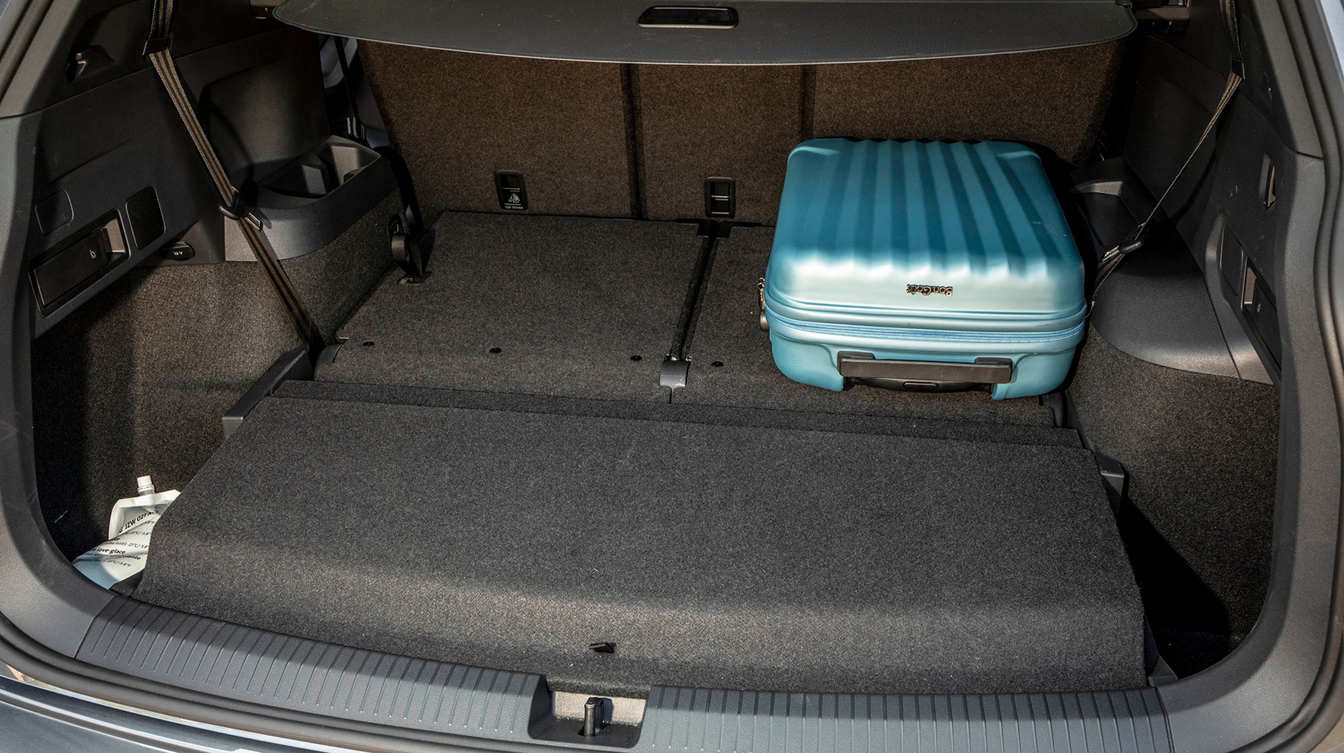 Der er 230 liter i bagagerummet bag tredje sæderække, hvor sæderne kan foldes forover enkeltvis. Med begge sæder foldet forover (billedet) er der 700 liter til rådighed.