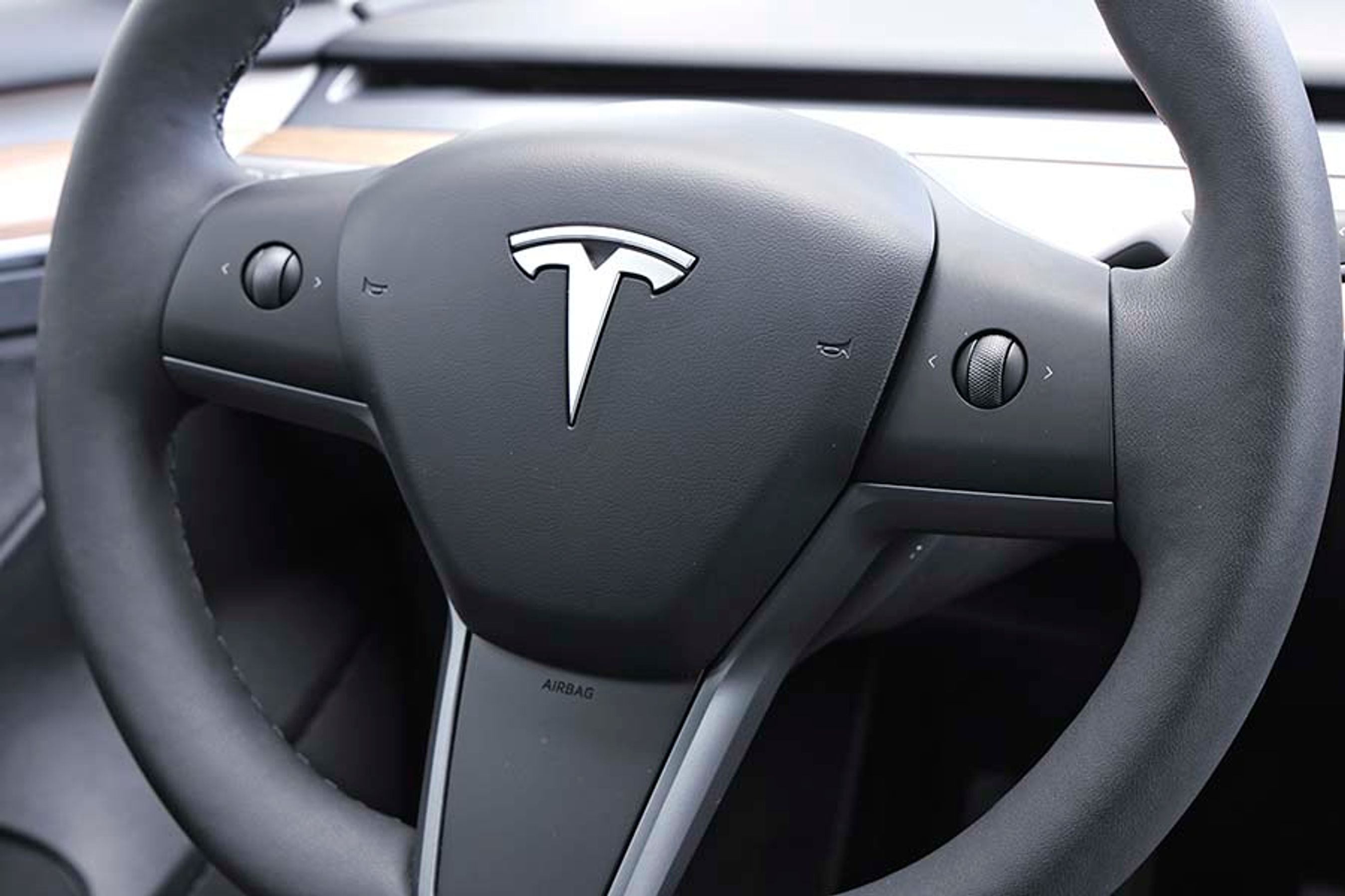 To knapper på rattet har en lang række funktioner, og der er derfor ingen hjælpetekster omkring dem. Derfor kræver det en del øvelse, før alle funktionerne sidder i rygraden. En hjælpetekst på skærmen er derfor en god hjælper på de første mange ture.