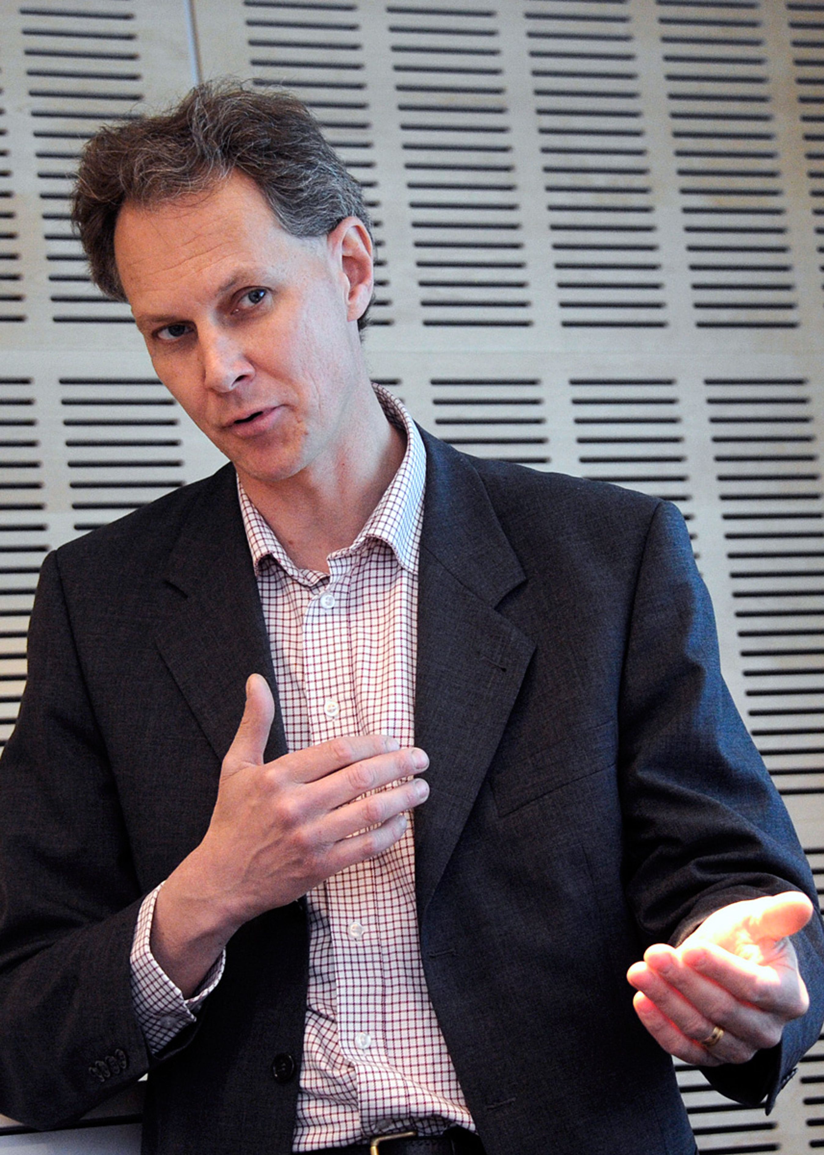 Ansvarlig for eldrift hos Volvo, Niclas Rosengren, er sikker på, at fremtiden bliver elektrisk. Men han ved ikke præcis, hvor hurtigt fremtiden indtræffer.