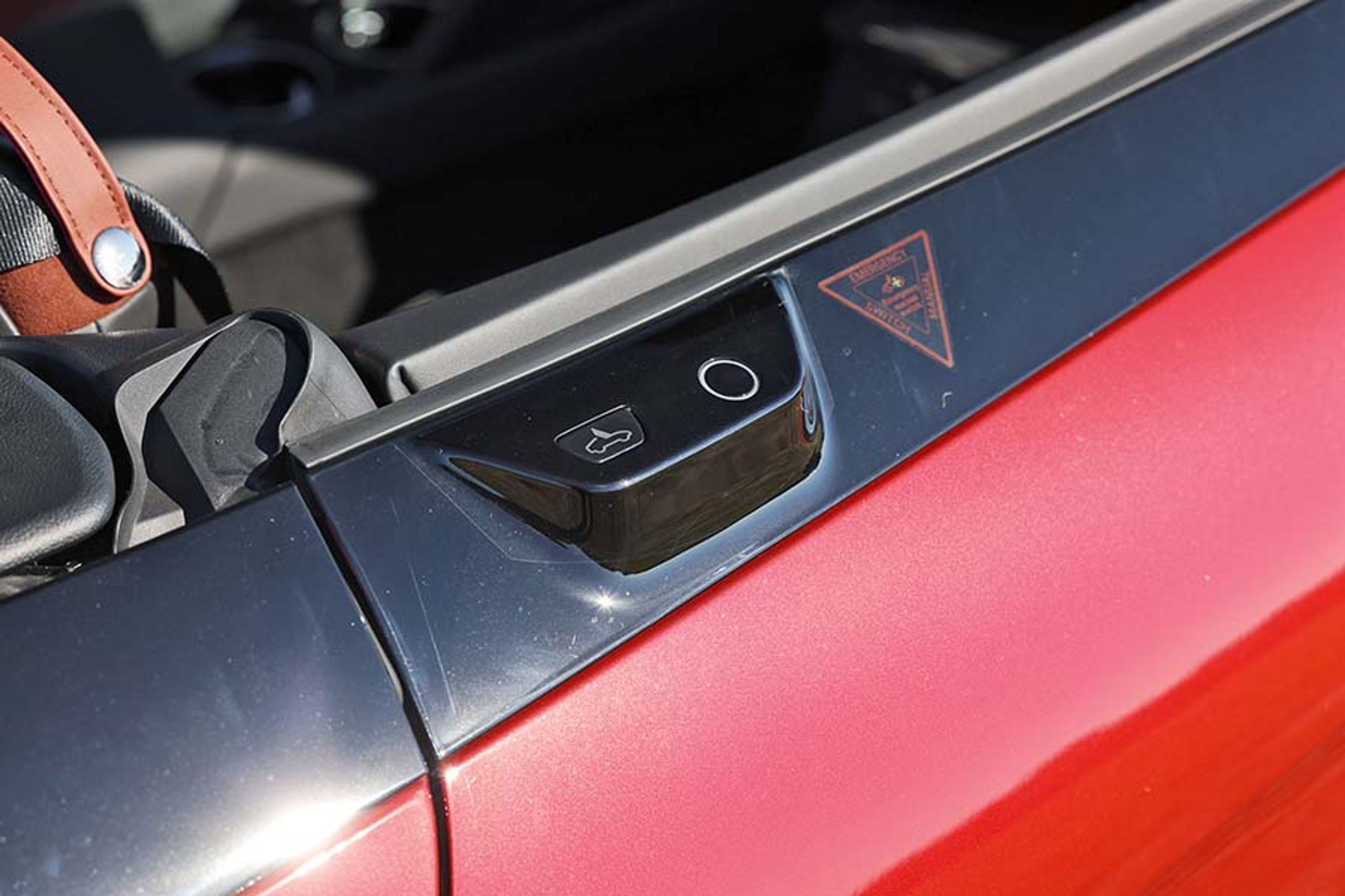 På dørene sidder dette lille panel, som man bruger til at åbne dørene udefra. Det kan også klares med nøglen.