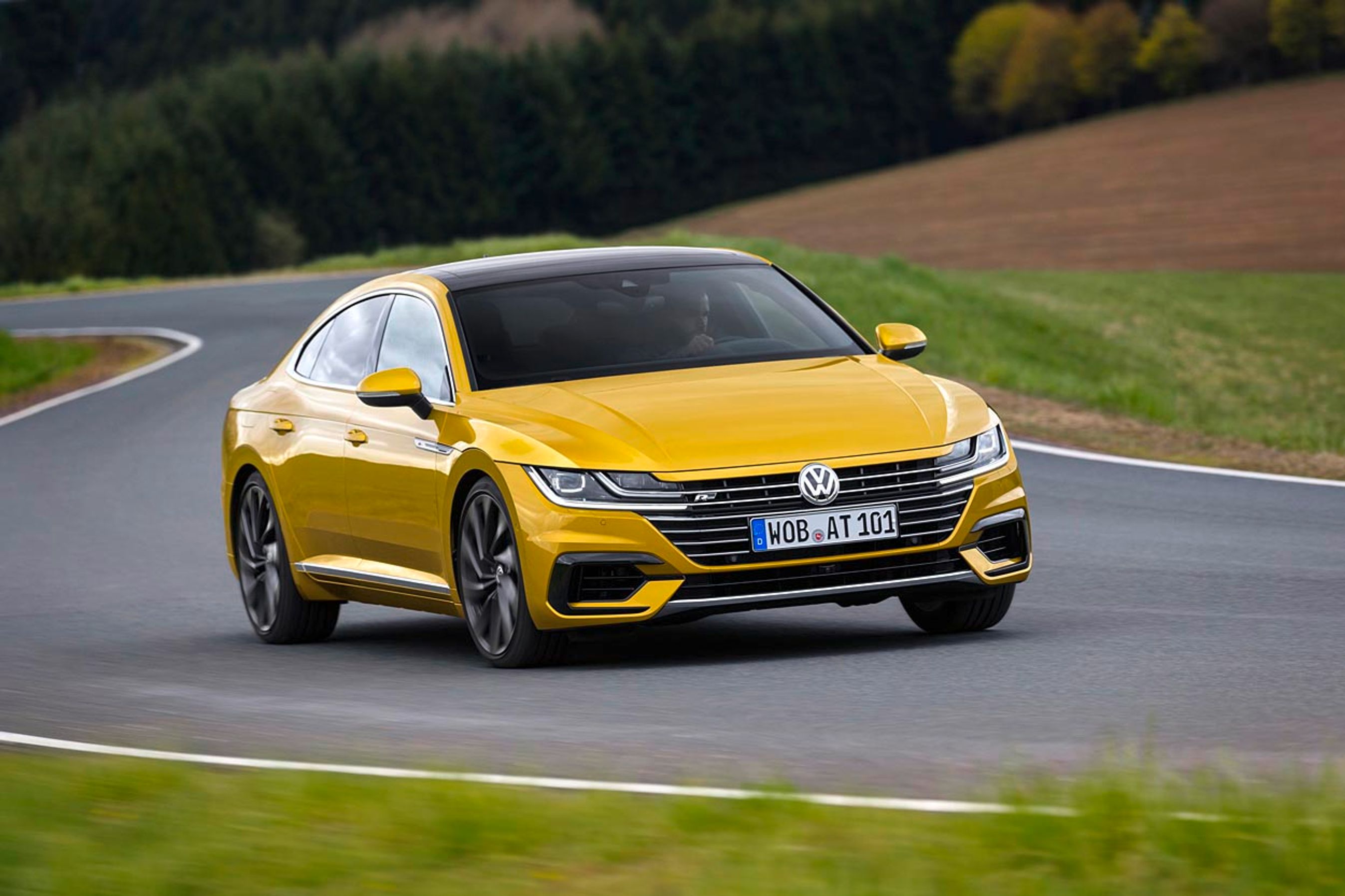 LED-forlygter er standard på Arteon, der generelt set har et meget højt udstyrsniveau. I forhold til konceptbilen går motorhjelmen ikke helt ned til VW-logoet. Fotos: VW og Karsten M. Lemche, FDM