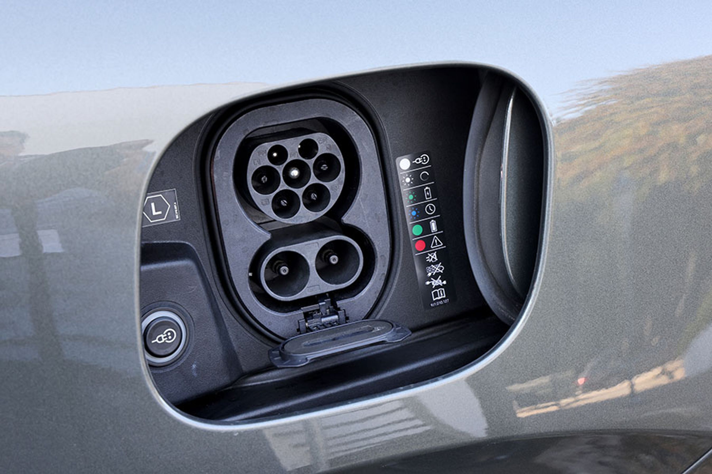 Macan kan lade med op til 270 kW, det er næsten lige så kraftigt som den faceliftede udgave af Taycan. Det gør det let at forlænge rækkevidden på langtur, og det er en klar styrke ved modellen.