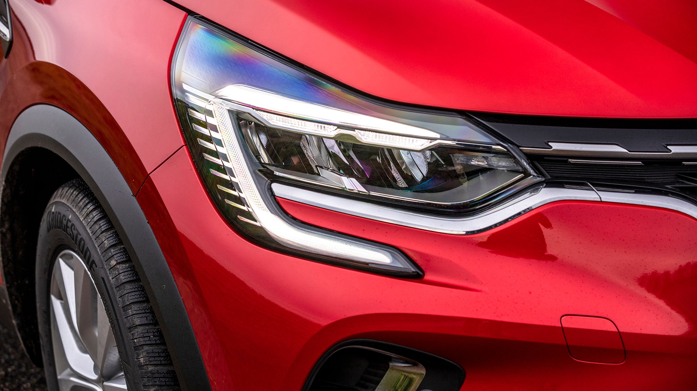 LED-forlygter er standard på Captur, men selvom de har automatisk op/nedblænding, så fås de ikke som adaptive forlygter også kendt som matrixlygter.