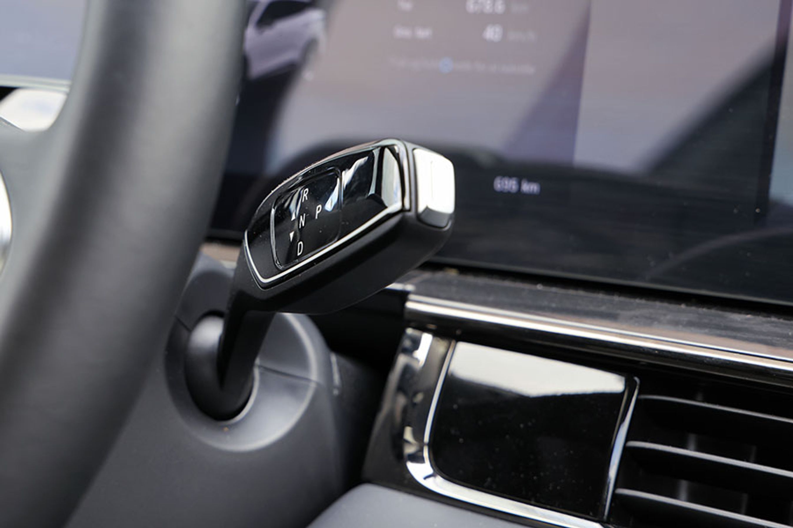 Gearvælgeren er fint placeret bag rattet i højre side. Den betjenes på klassisk maner, og der er endda en fin knap til at sætte bilen i P. Når man går fra bilen, skal man huske at låse den, ellers slukker bilen ikke selv.