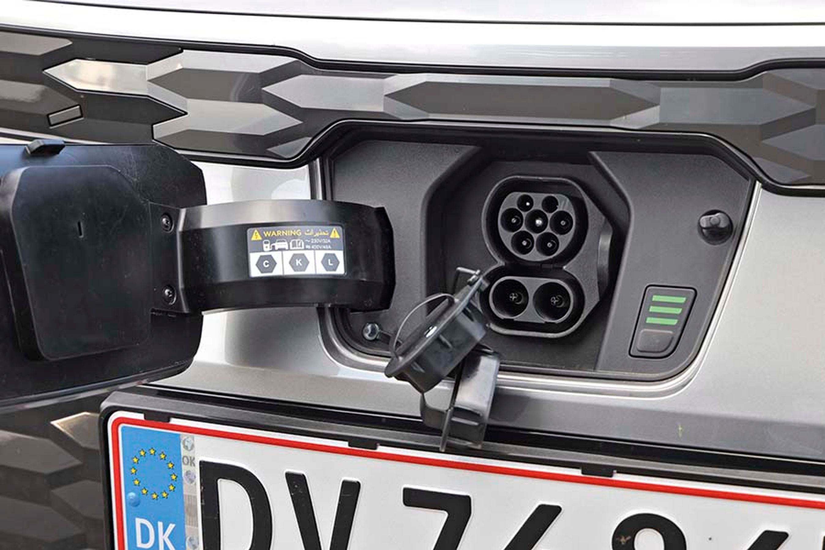 Ladestikket er placeret i fronten, og da lågen er sidehængslet, er det let at komme til. Man skal dog fjerne gummipropperne, hver gang man skal lade.