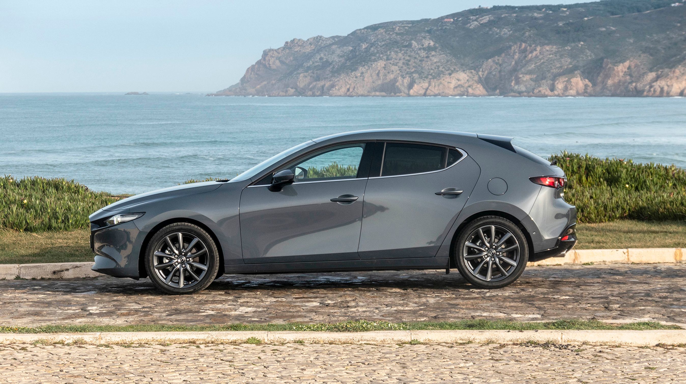 Den nye Mazda 3 har fået øget akselafstanden med 25 mm. Her ses bilen med 18-tommer fælge som er standard på de fleste udgaver.