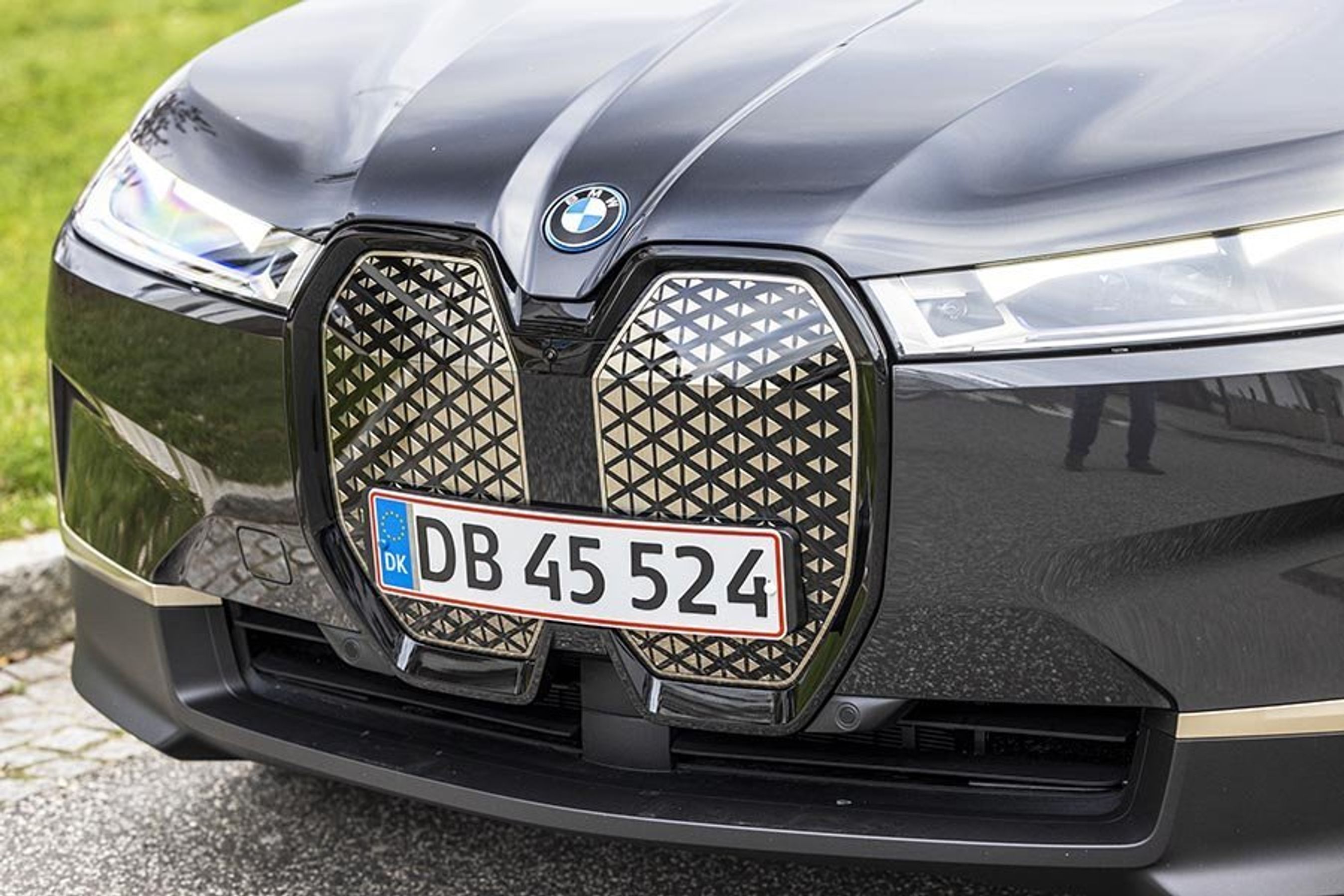 Kølerhjelmen har kæmpenyrer, men de er lukkede for at gøre bilen så vindglat som muligt.