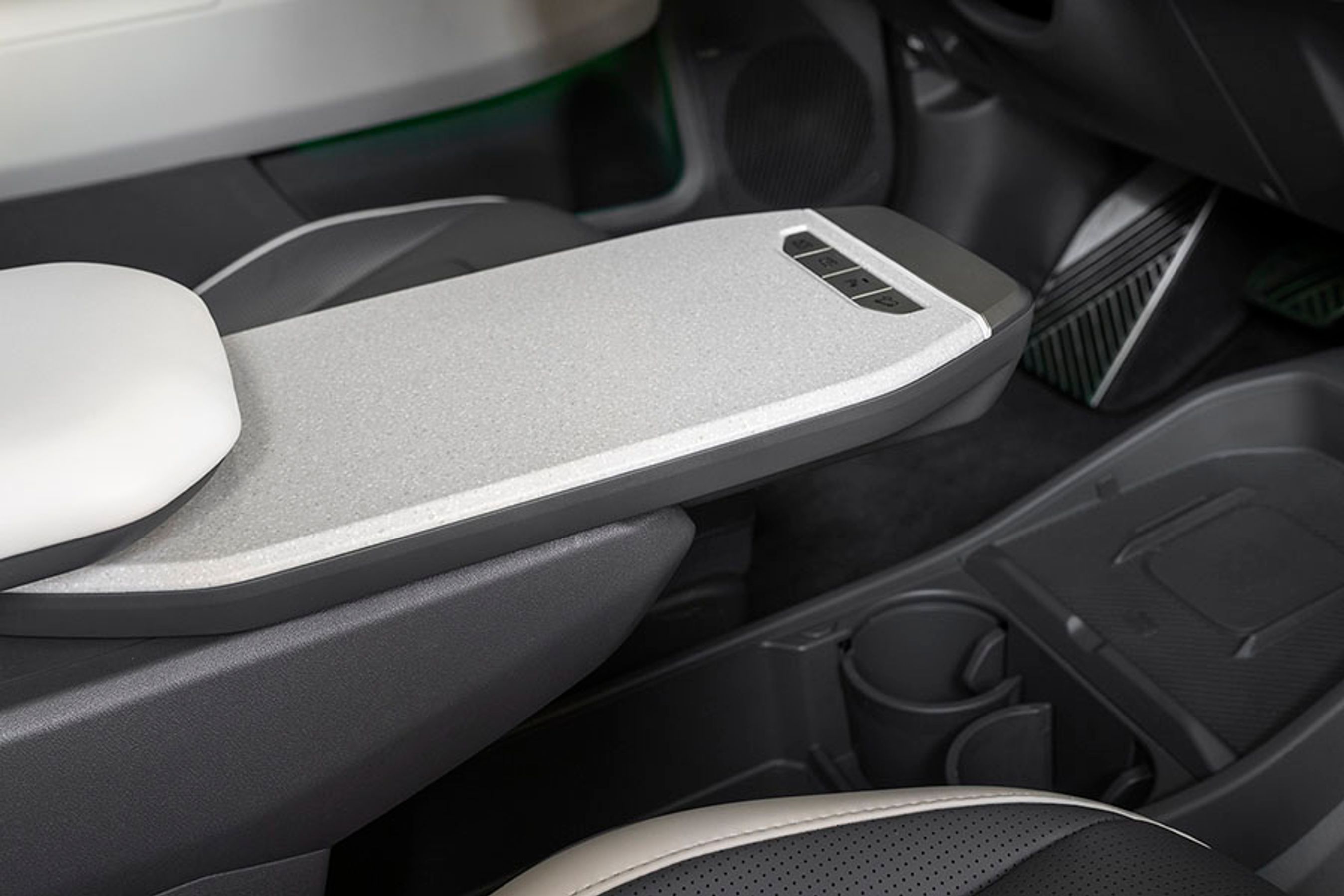 Imellem forsæderne er der et lille bord, der kan trækkes fremad. Her kan man placere sin bærbare pc ved ladepauser eller få plads til burger-menu.