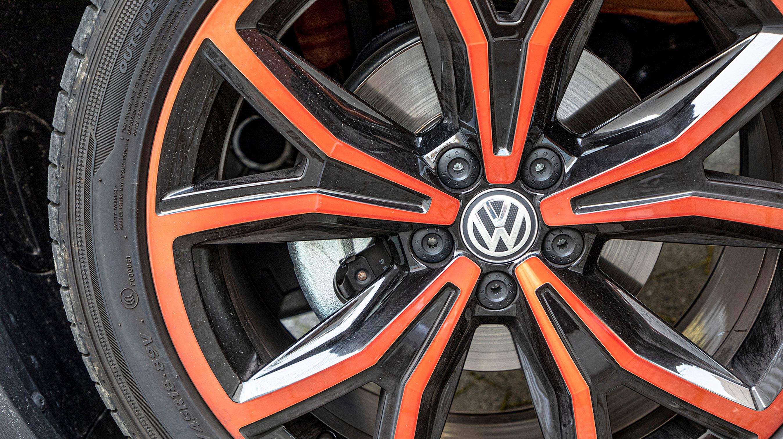 Udvendigt genkendes den orange designpakke på de skrigorange fælge. De passer ikke til alle eksteriørfarver og er klart et modigt valg. Trods dækstørrelsen på 18” er komforten stadig ganske god. 