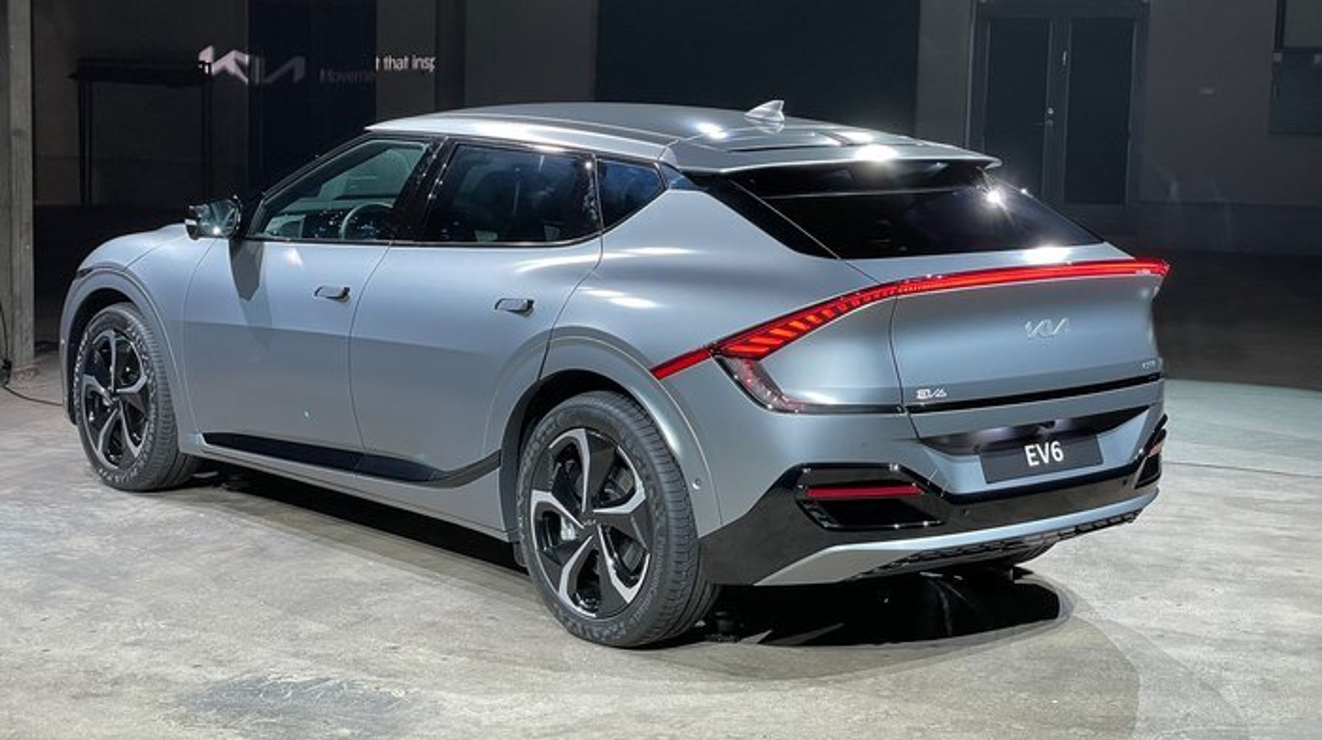 Kia EV6 er en stor bil - 4,70 meter lang og med en akselafstand på 2,90 meter.