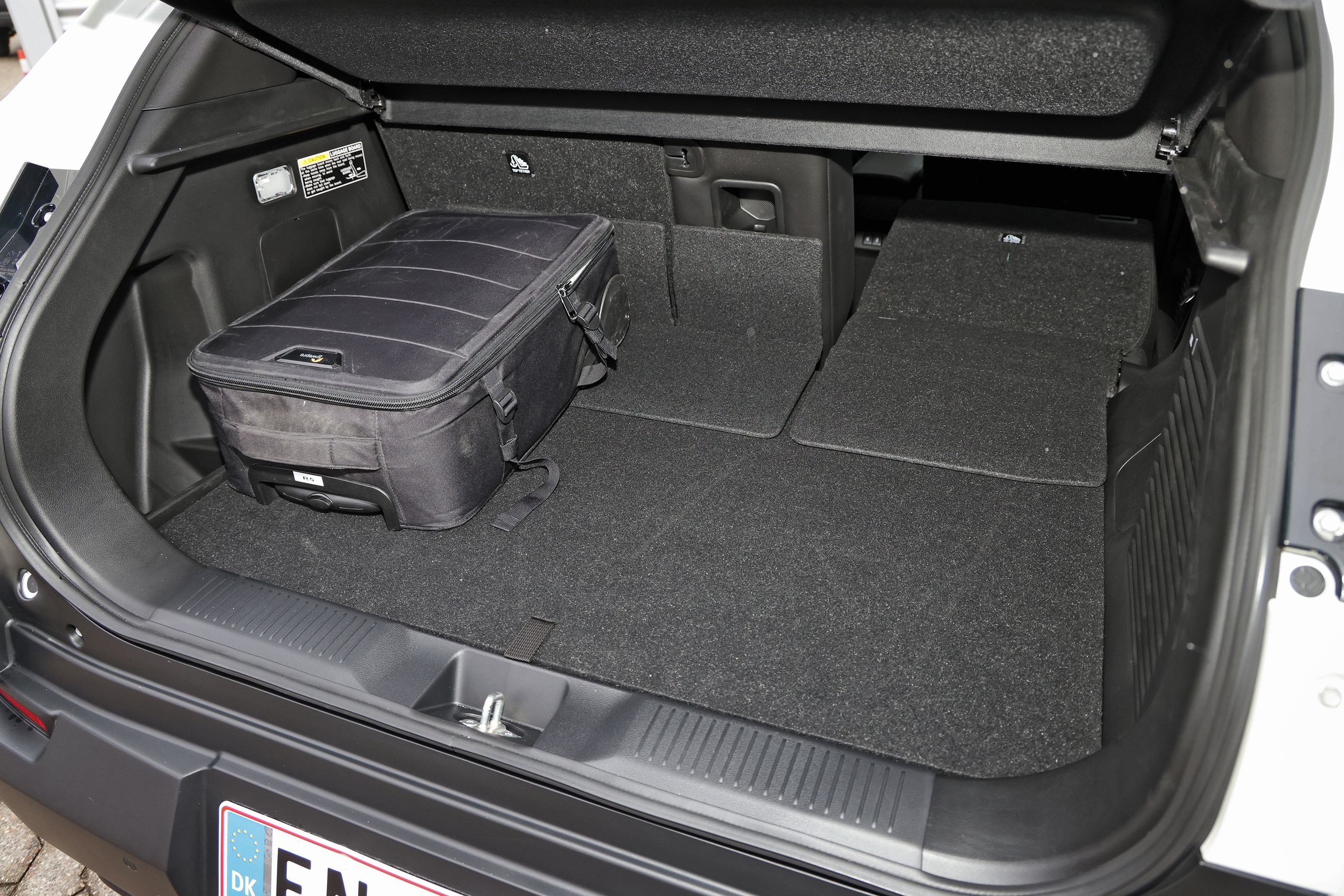 Bagagerum med sort taske i en Toyota Urban Cruiser