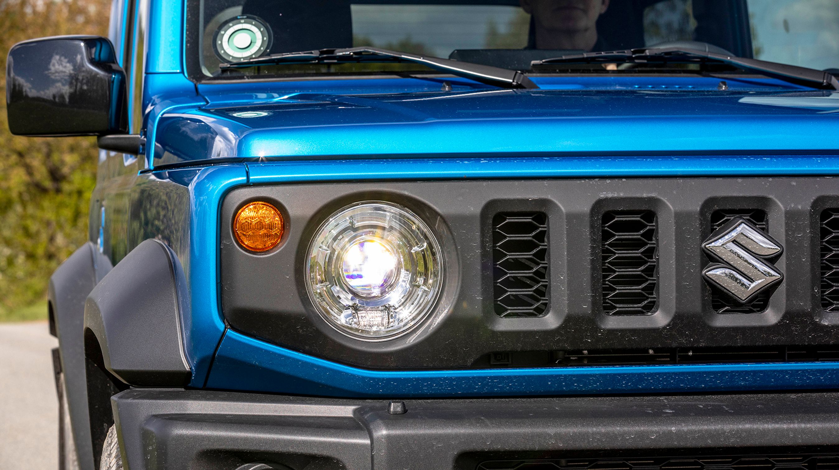 Der er LED-forlygter, og et kamera i forruden styrer nødbremsen, der er en del af standardudstyret. Generelt er Jimny ret godt udstyret.