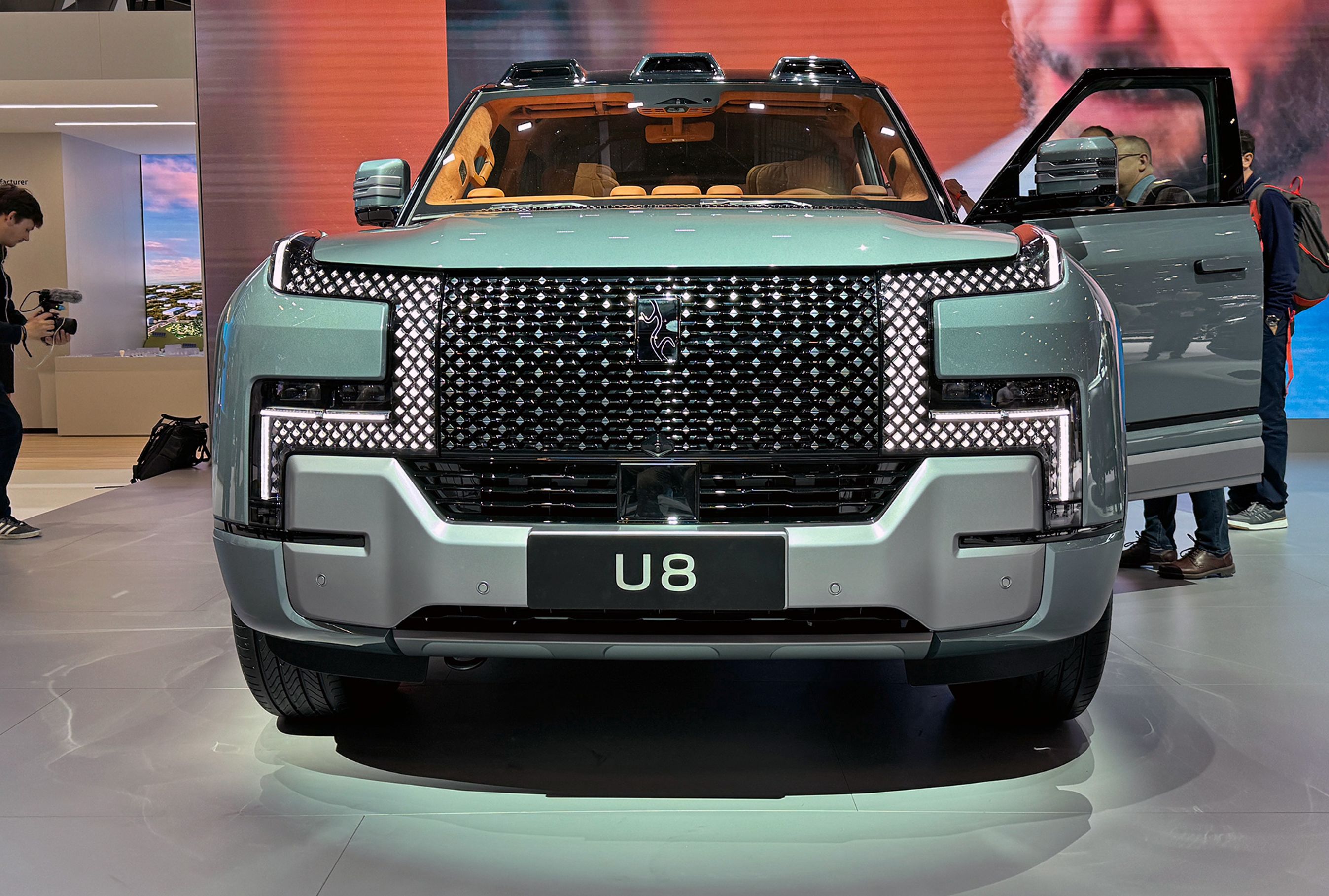 Kæmpe grill lige forfra.