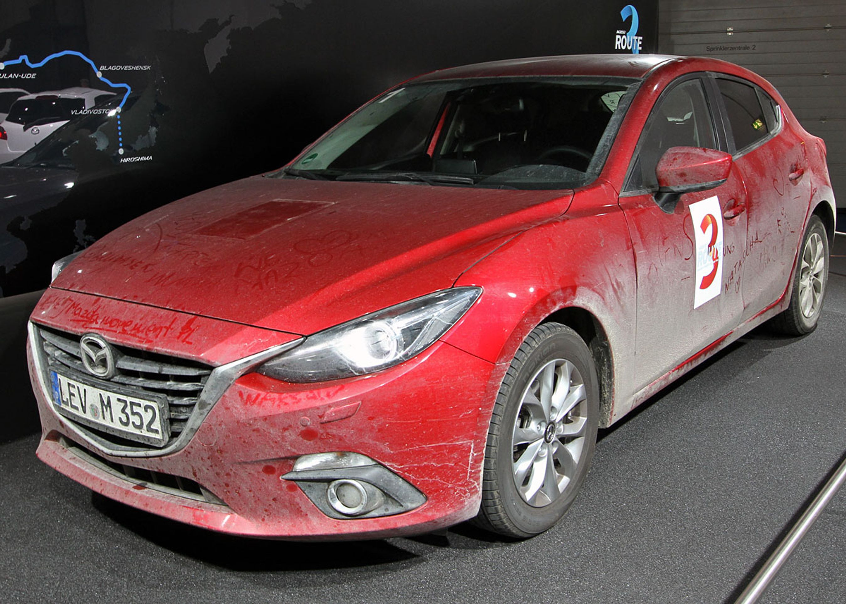 Mazda 3'eren her har fortjent sit hvil på Frankfurtudstillingen efter at have kørt på egne hjul fra Japan til Tyskland. Denne bil og de syv andre brugte eksemplarer kommer ikke til salg.