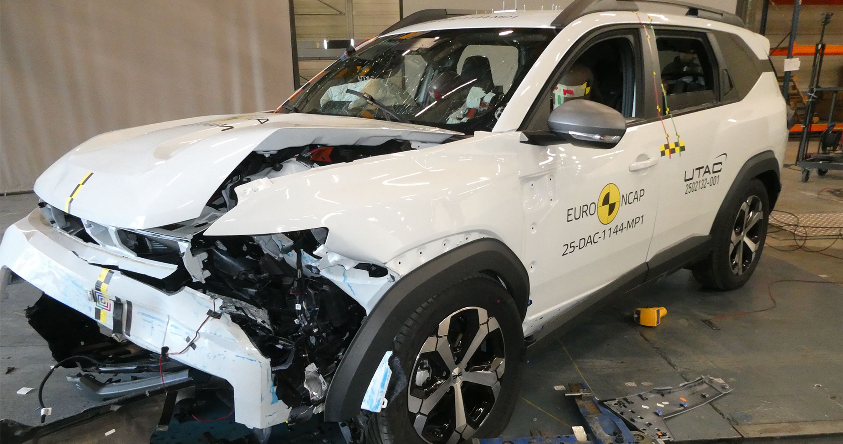 Hvid Dacia Bigster smadret i crashtest