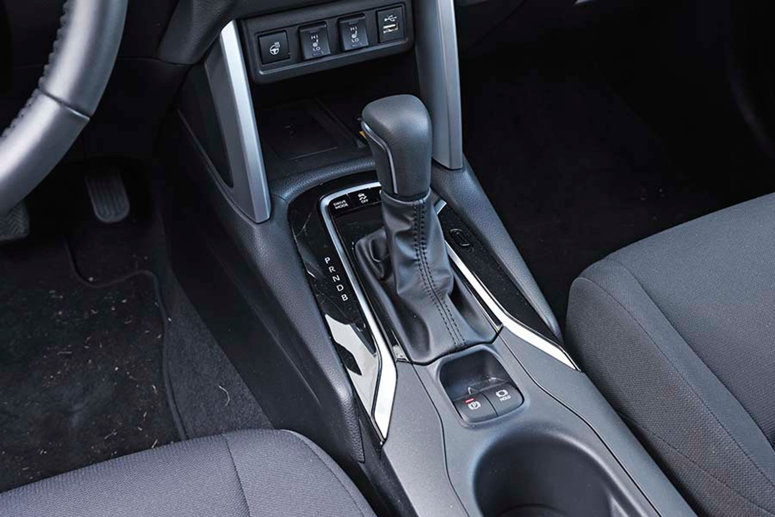 Gearstangen er af den gammeldags type, der skal flyttes mekanisk, hver gang man skal køre og efter hver køretur. Det er set bedre!