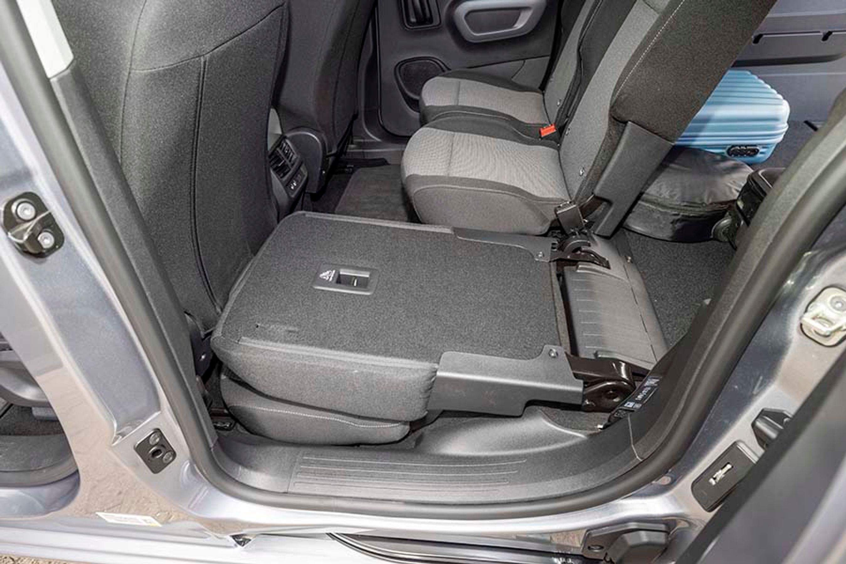 Læg mærke til hvor meget bagsædet bliver foldet sammen, selve sædet bliver skudt ned, så der er plan lasteflade i forhold til resten af bagagerummet.