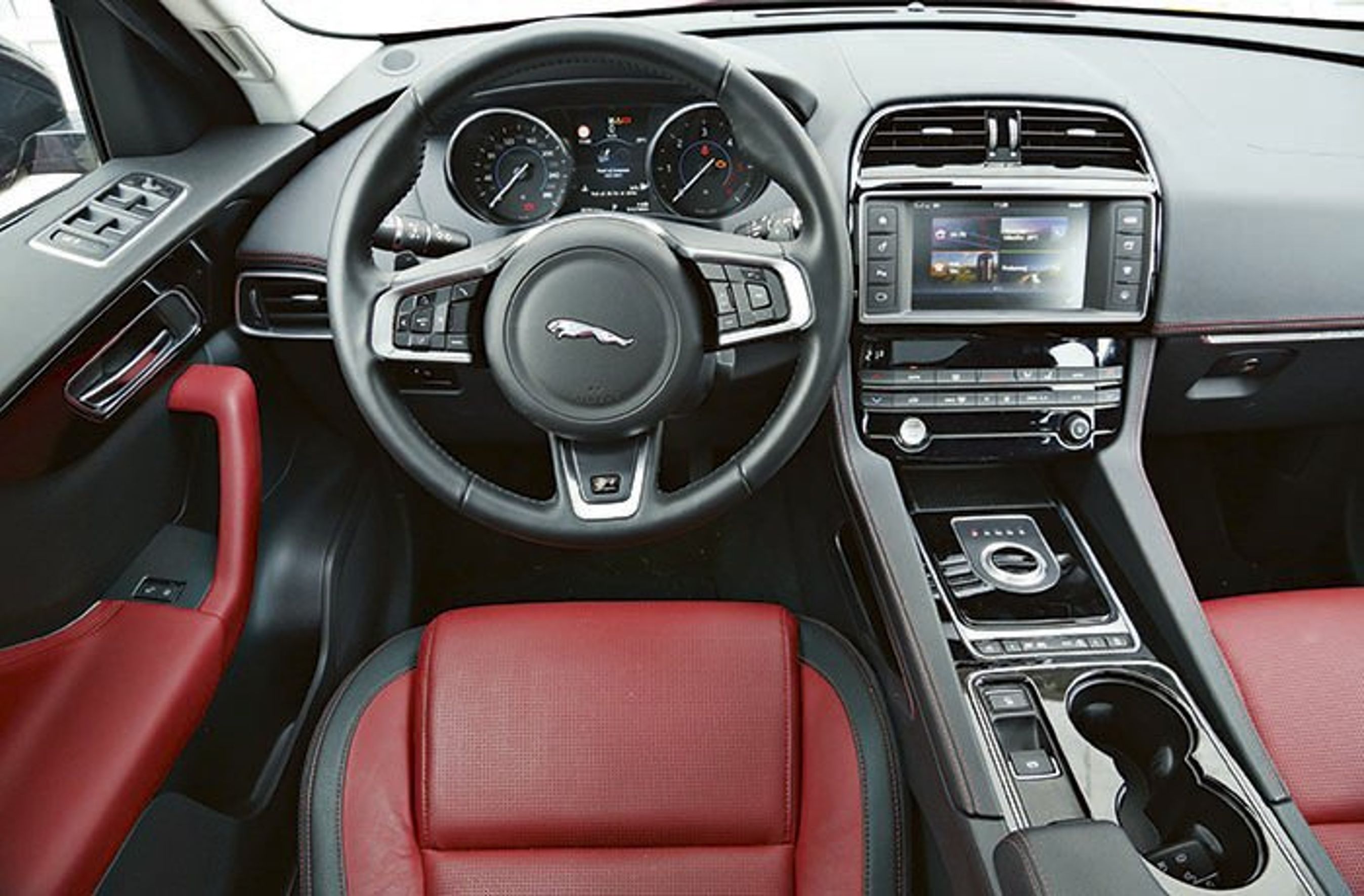 Jaguar F-Pace kabine